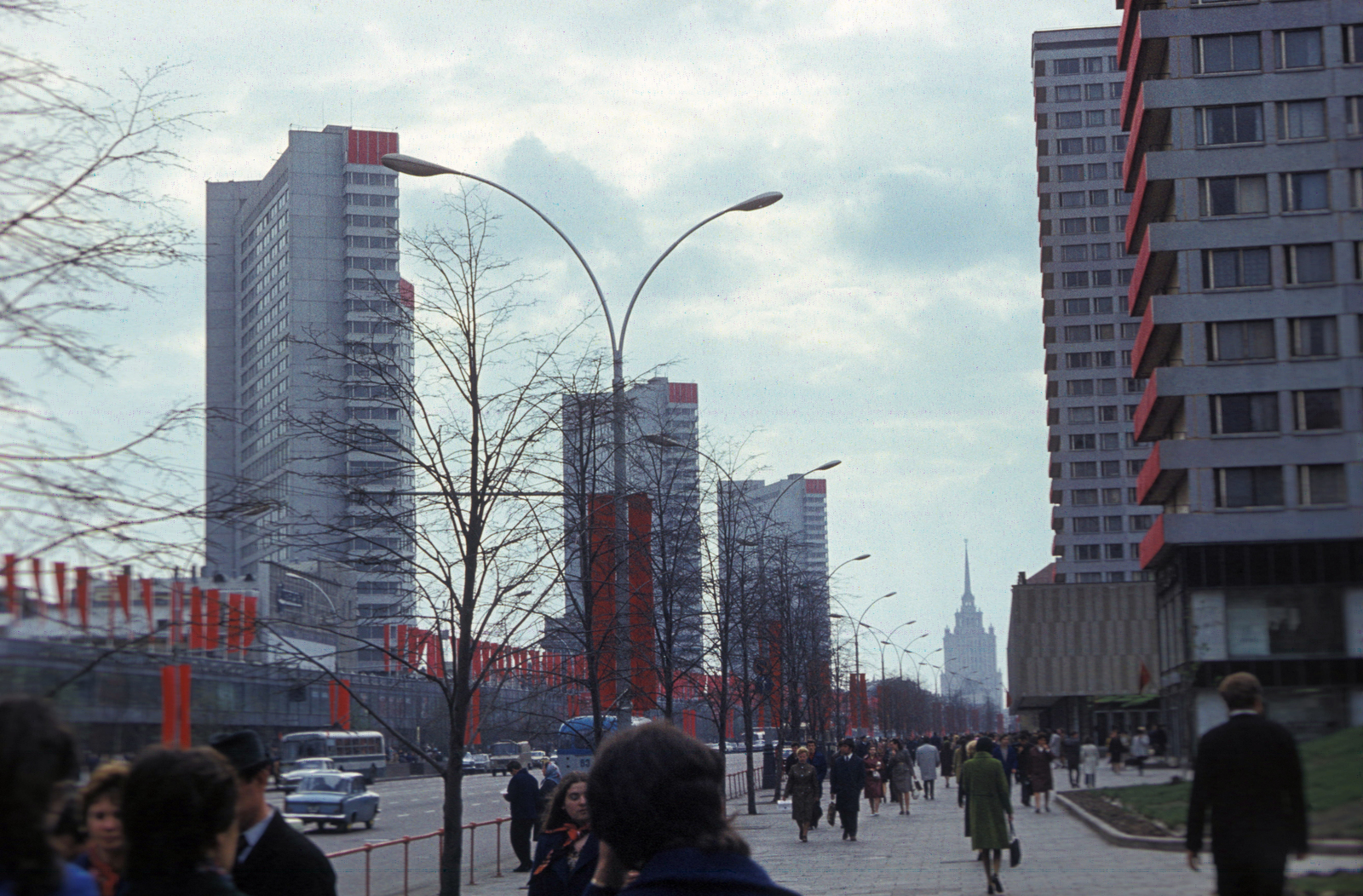 Oroszország, Moszkva, Novij Arbat (ekkor Kalinyin) sugárút, kissé jobbra a távolban az Ukrajna Szálló., 1973, Rose család, színes, Szovjetunió, Fortepan #212263