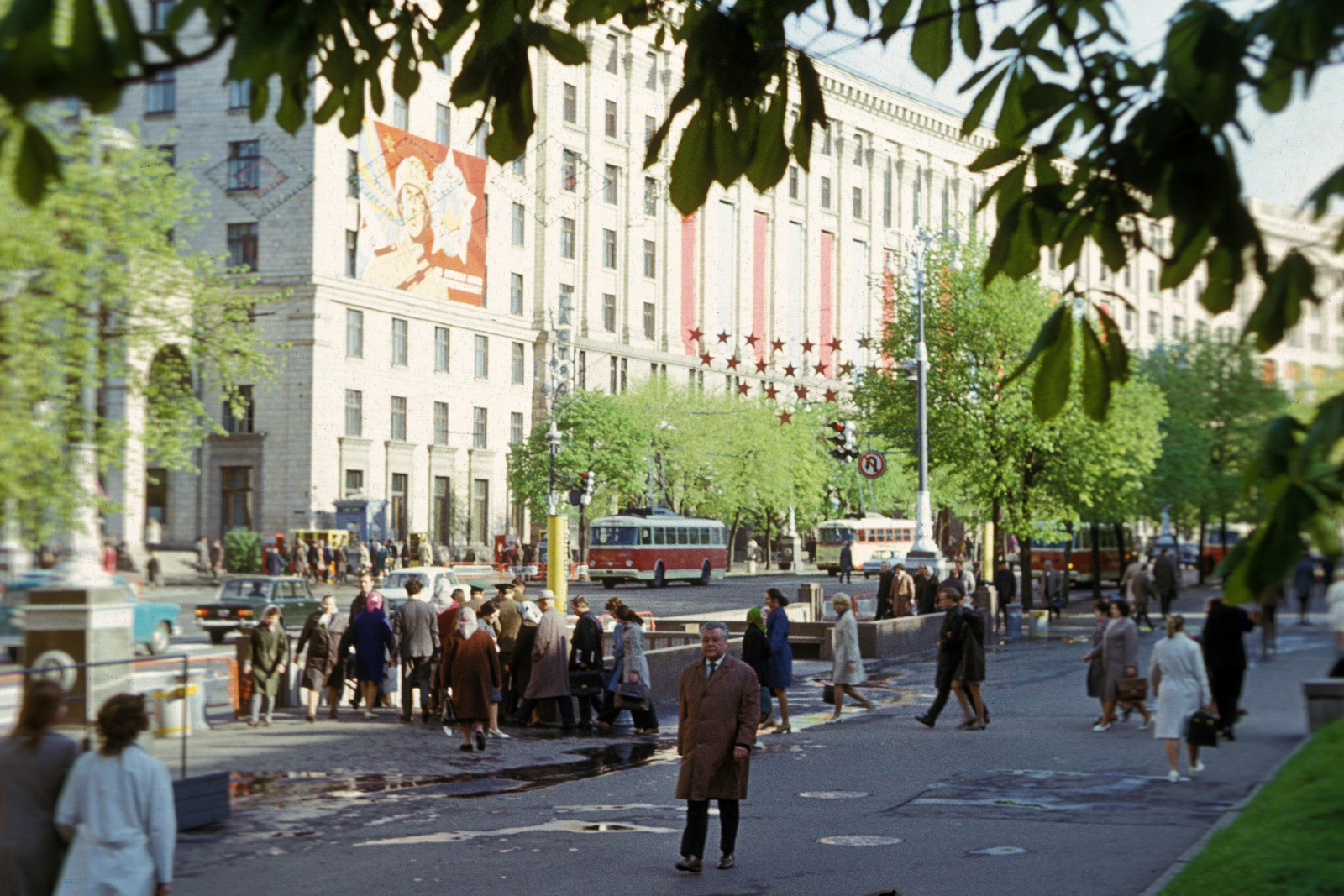 Ukrajna, Kijev, Hrescsatik sugárút, balra a Prorizna (Szverdlov) út torkolata., 1974, Rose család, színes, Szovjetunió, Fortepan #212268