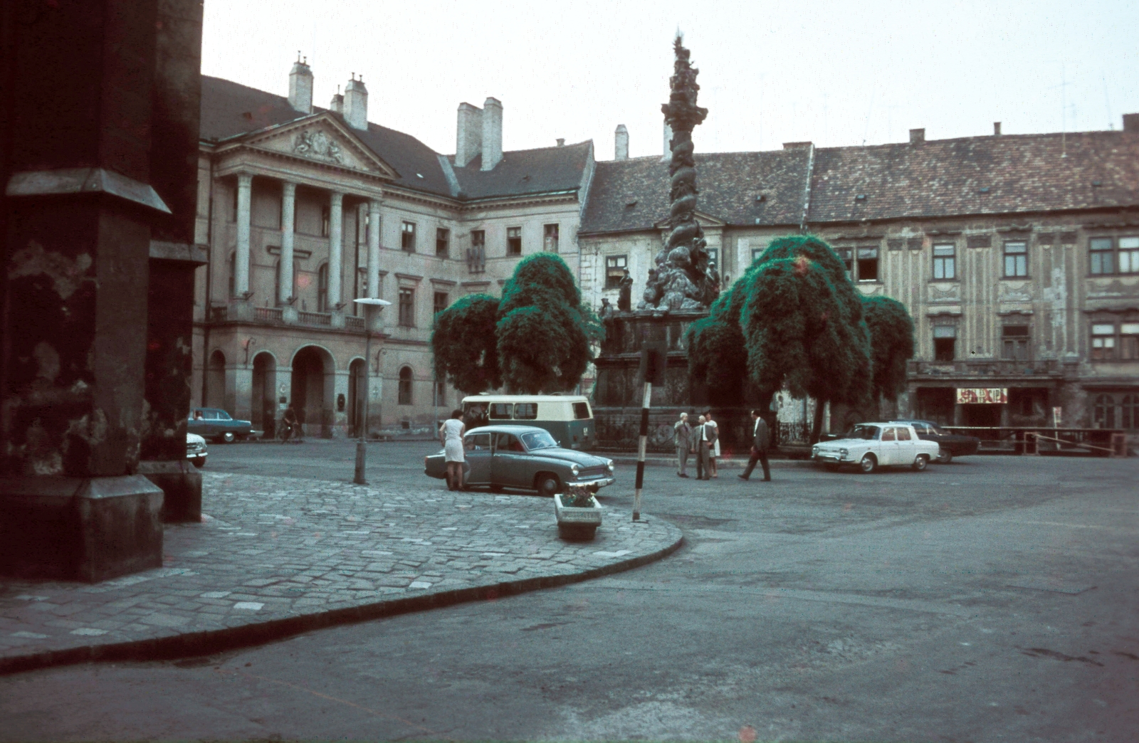 Magyarország, Sopron, Fő (Beloiannisz) tér a Kolostor utca felől, szemben a Szentháromság-szobor, balra a háttérben a Vármegyeháza (később Járási Hivatal)., 1969, Rose család, Wartburg 311/312, színes, Fortepan #212278