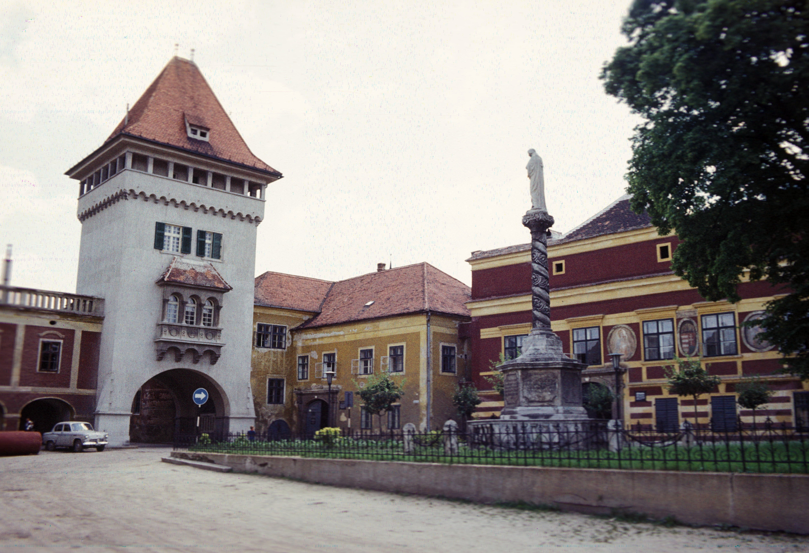 Hungary, Kőszeg, Jurisics tér, Hősök kapuja, Mária-oszlop., 1969, Rose család, colorful, gate tower, Fortepan #212283