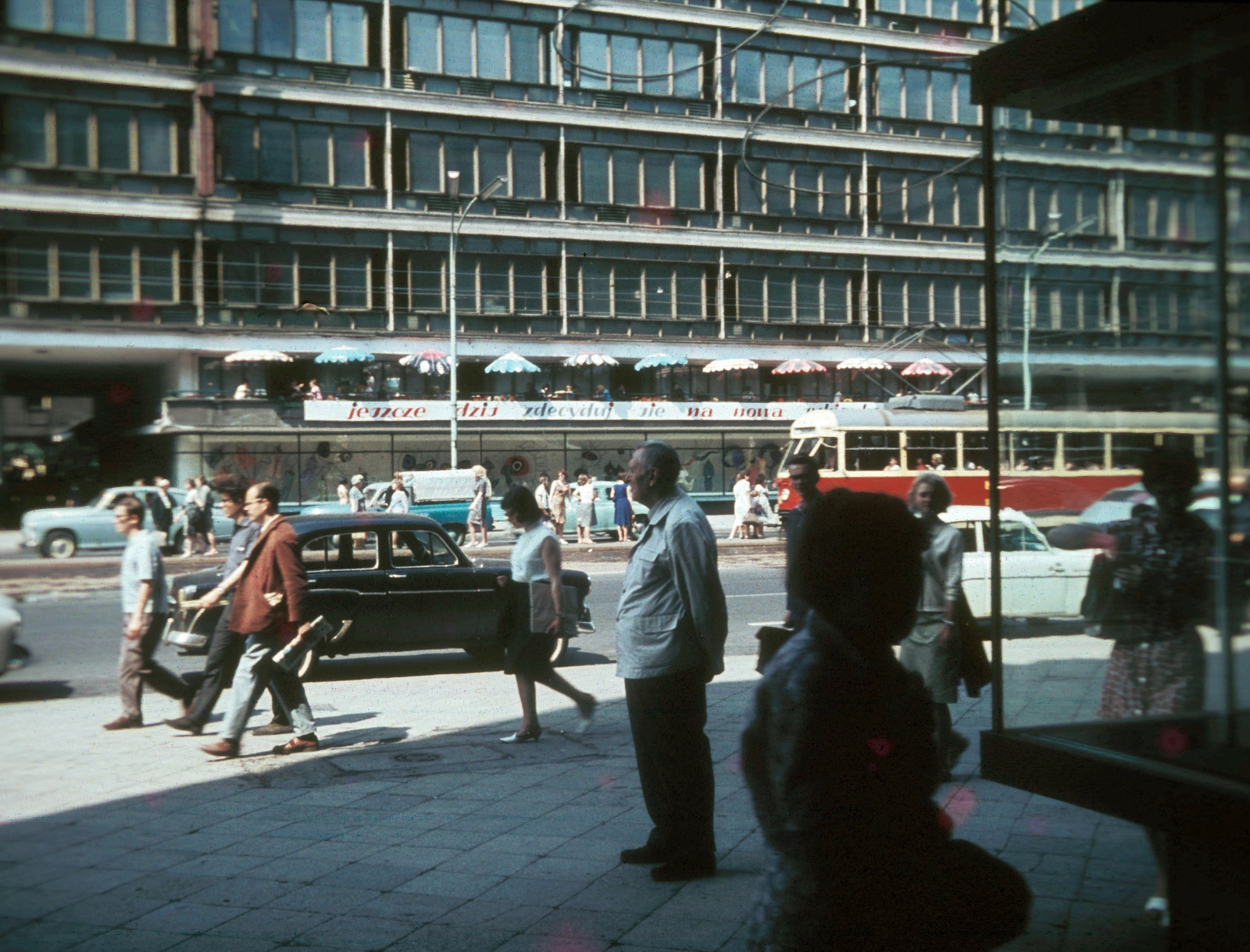 Lengyelország, Varsó, Aleje Jerozolimskie, szemben a Központi Áruház (Centralny Dom Towarowy / CDT) az ulica Krucza sarkán., 1965, Rose család, villamos, színes, Fortepan #212295