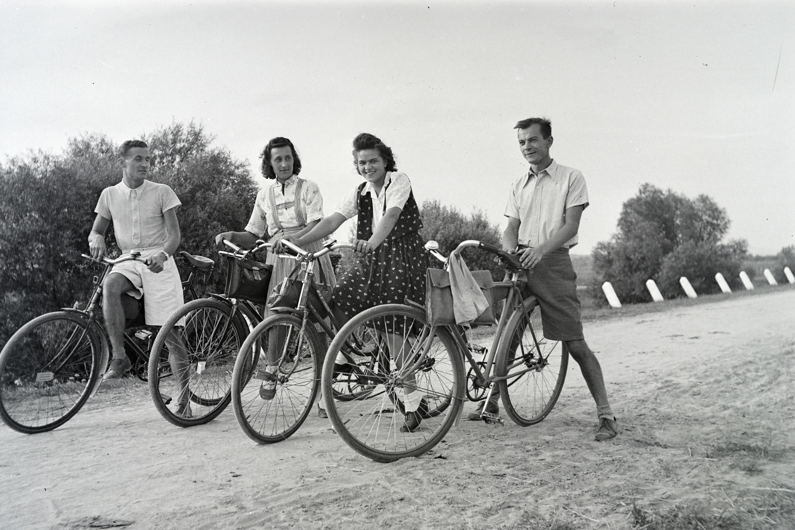 1947, Adelhardt Márta, kerékpár, csoportkép, fiatalság, Csepel-márka, Fortepan #212300