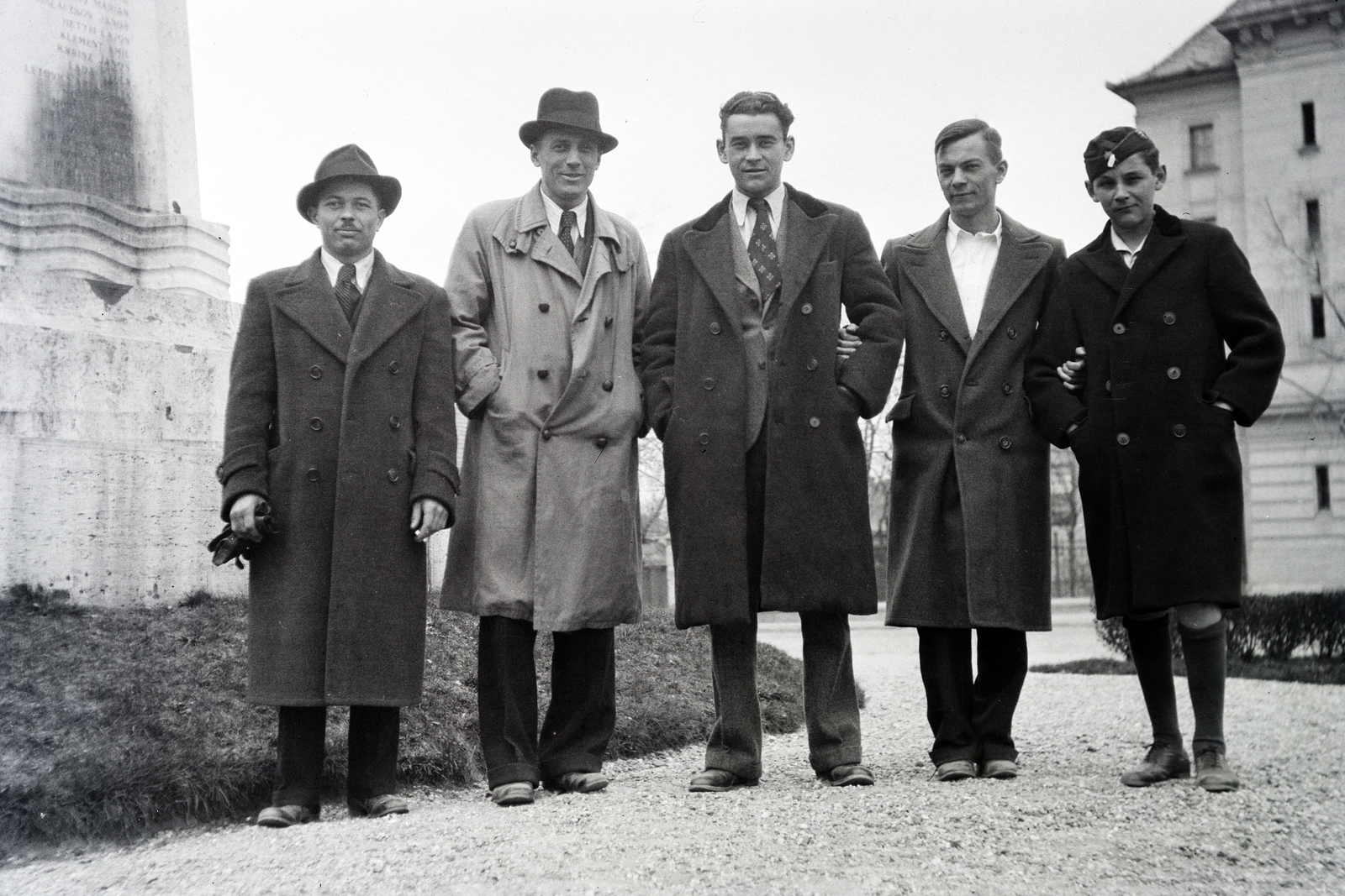 Magyarország, Budapest XXI., Szent Imre tér, a felvétel a Magyar feltámadás szobra (Homonnay Jenő, 1929.) mellett készült., 1943, Adelhardt Márta, Budapest, csoportkép, kabát, férfiak, Fortepan #212312