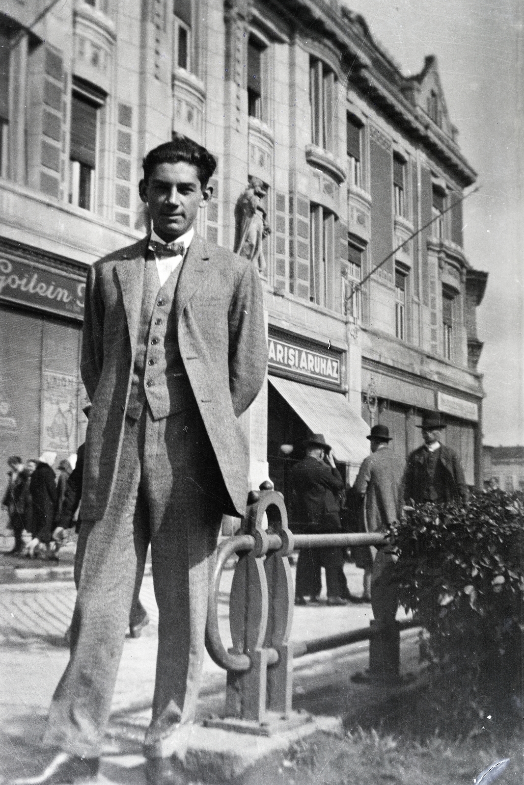 Magyarország, Kecskemét, a felvétel a Szabadság téren a Népbank-palota előtt készült., 1930, Adelhardt Márta, férfi, hátratett kéz, öltöny, Fortepan #212313