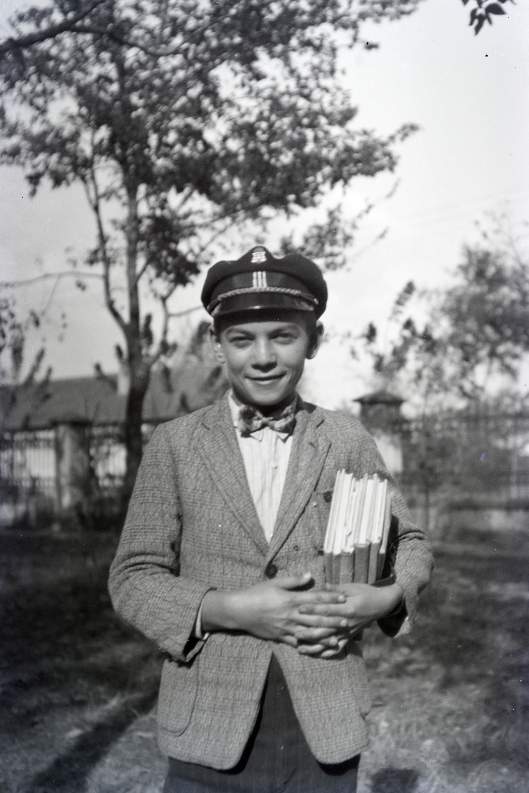 1936, Adelhardt Márta, jacket, peaked cap, bow tie, book, boy, Fortepan #212322