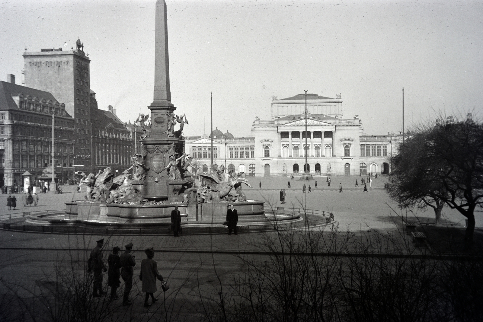 Germany, Leipzig, Augustusplatz, előtérben a Mendebrunnen, balra a Kroch magasház. Jobbra a II. világháborúban elpusztult Új Színház, melynek helyén épült a mai Operaház., 1938, Adelhardt Márta, vanished building, Fortepan #212326