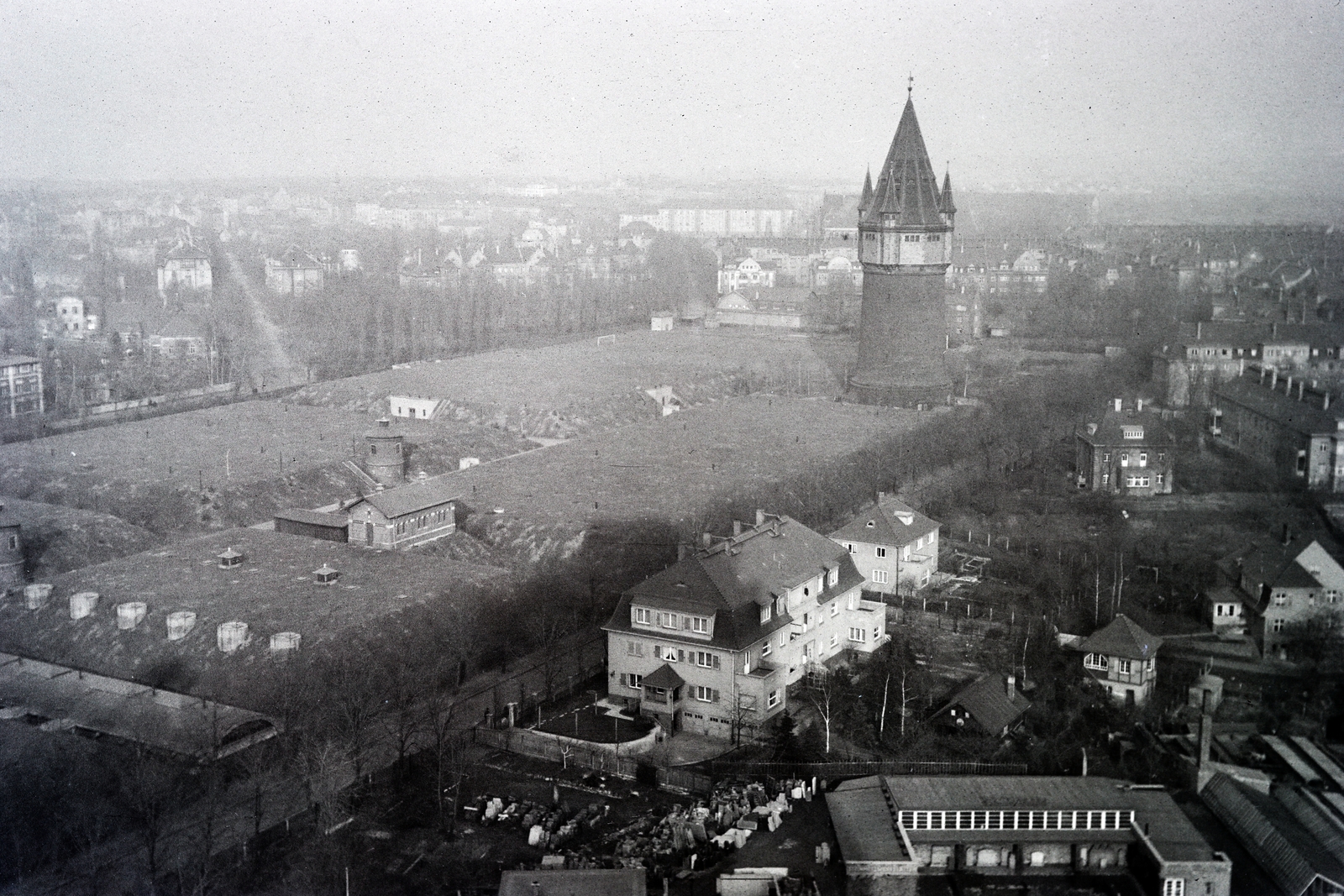 Germany, Leipzig, kilátás a Népek csatája emlékműtől (Völkerschlatdenkmal) a Dillingstrasse, a Paunsdorfer Wasserturm (paunsdorfi víztorony) felé., 1938, Adelhardt Márta, bird's eye view, Fortepan #212327