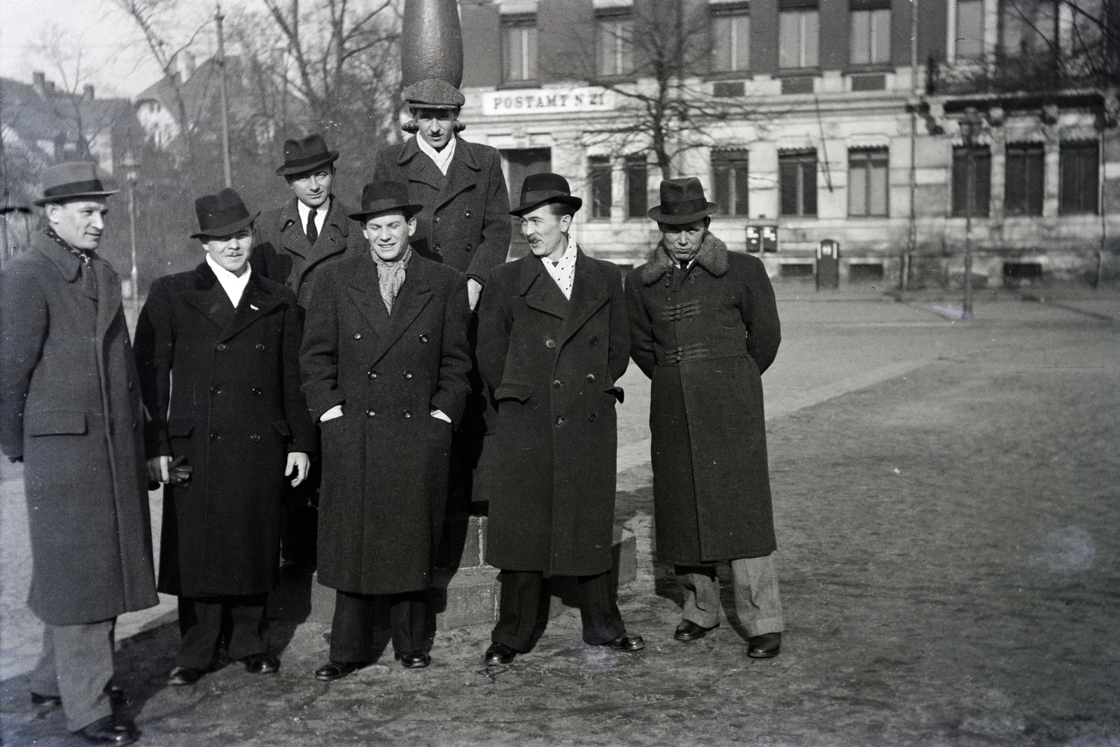 Németország, Lipcse, Eutritzscher Markt, háttérben az 1-es számú épületben a 21. sz. postahivatal., 1938, Adelhardt Márta, kabát, férfiak, kalap, Fortepan #212329