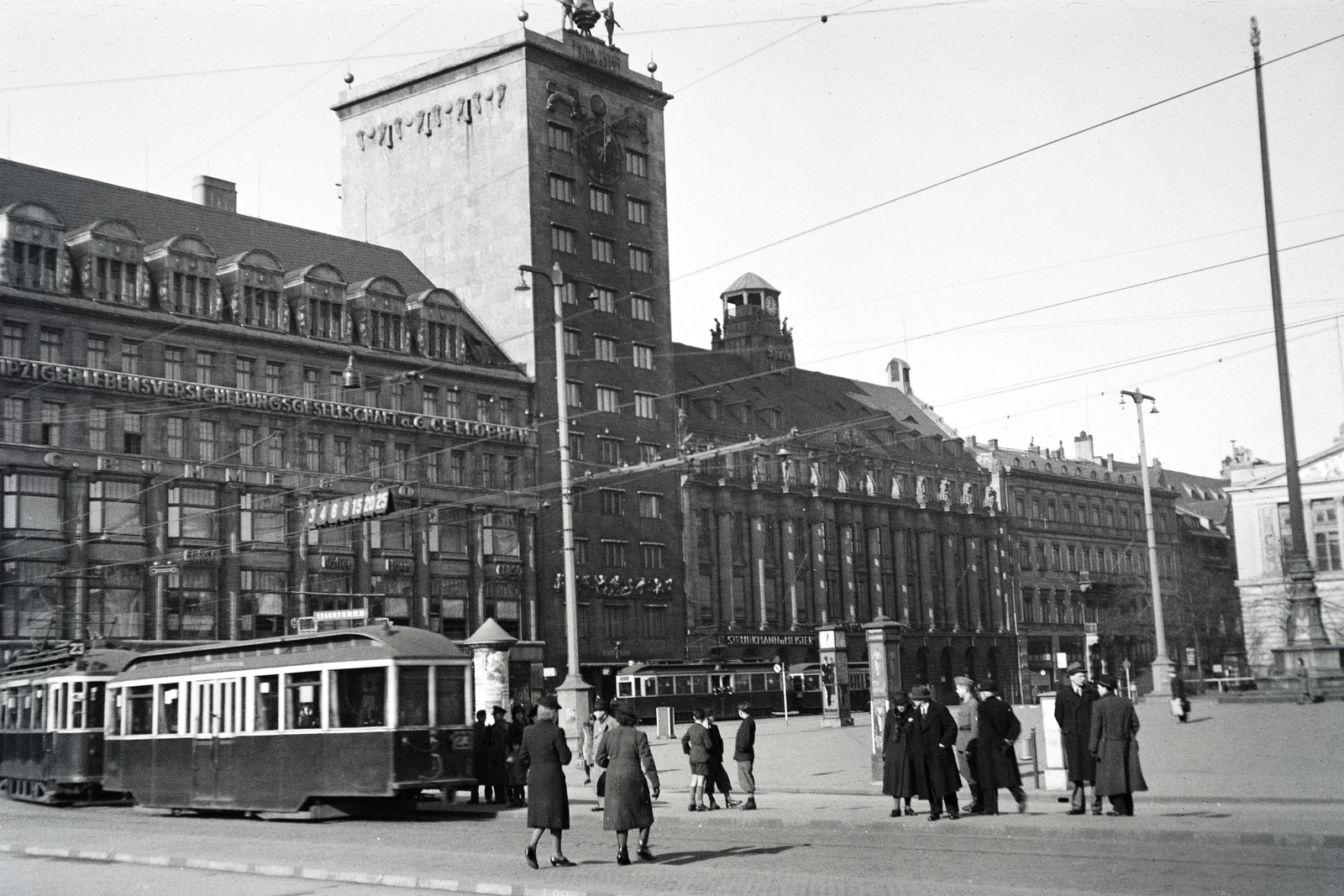 Germany, Leipzig, Augustusplatz, háttérben a Kroch magasház, jobbra a II. világháborúban elpusztult Új Színház részlete., 1938, Adelhardt Márta, tram, Fortepan #212331