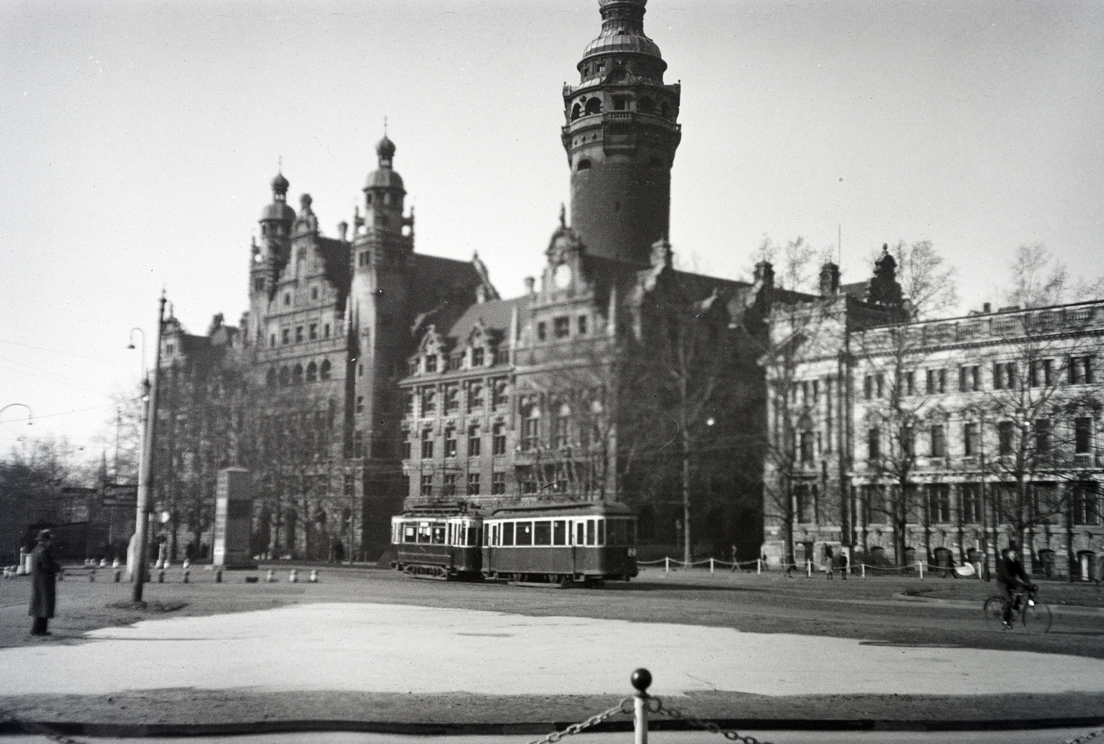 Németország, Lipcse, Wilhelm-Reuschner-Platz (ekkor Königsplatz) a Martin-Luther-Ringnél, szemben az Új Városháza (Neues Rathaus)., 1938, Adelhardt Márta, villamos, középület, Fortepan #212332