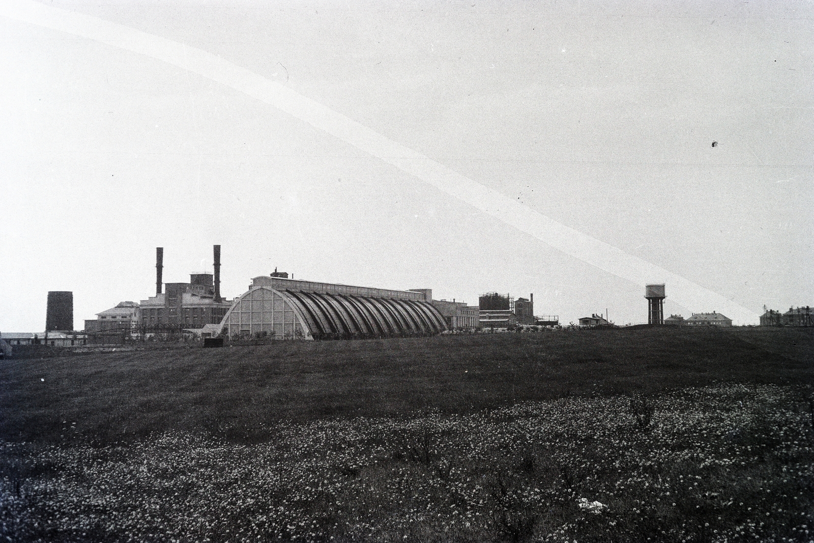 Magyarország, Pétfürdő, szemben a Péti Nitrogén Műtrágyagyár Rt., előtérben a pétisógyártó üzem raktárcsarnoka., 1938, Adelhardt Márta, műtrágya, gyárkémény, gyár, Fortepan #212334