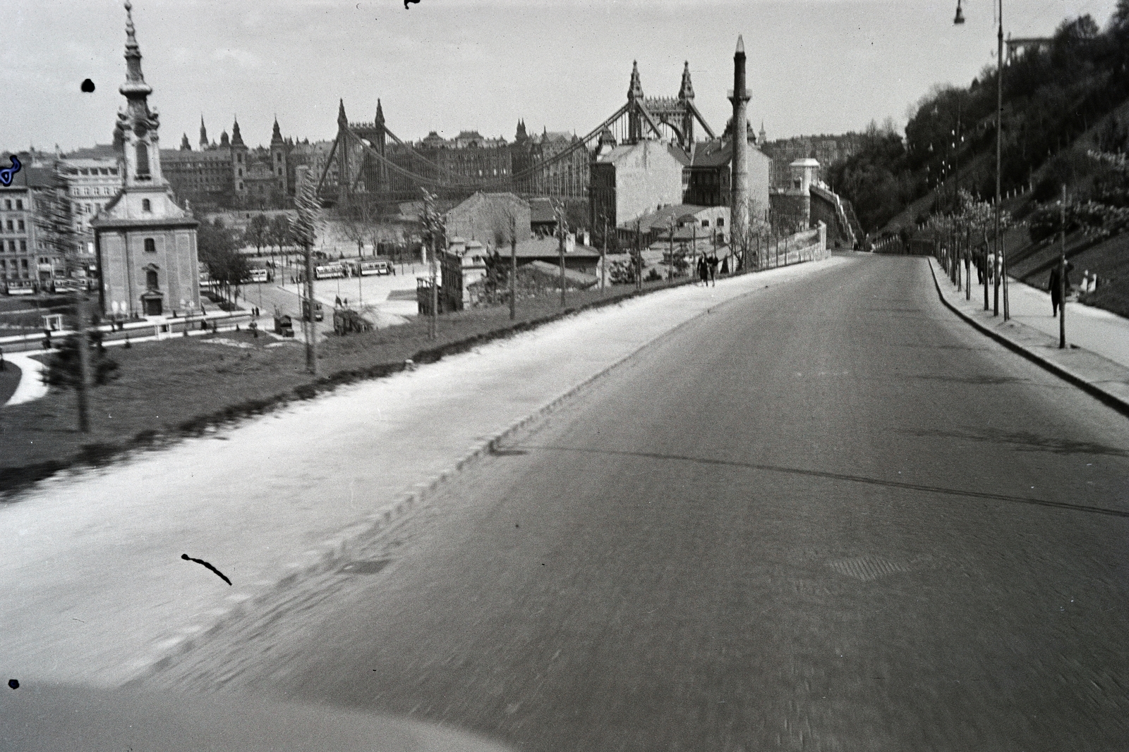 Hungary, Budapest I., Hegyalja út, kilátás az Erzsébet híd felé. Balra a Szent Demeter szerb templom, jobbra a Rác fürdő., 1939, Adelhardt Márta, Budapest, vanished building, Fortepan #212345