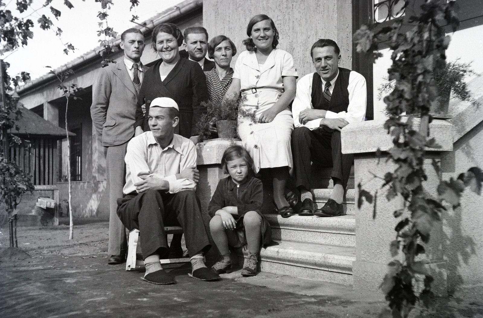 1939, Adelhardt Márta, Best of, sitting on stairs, odd one out, Fortepan #212348