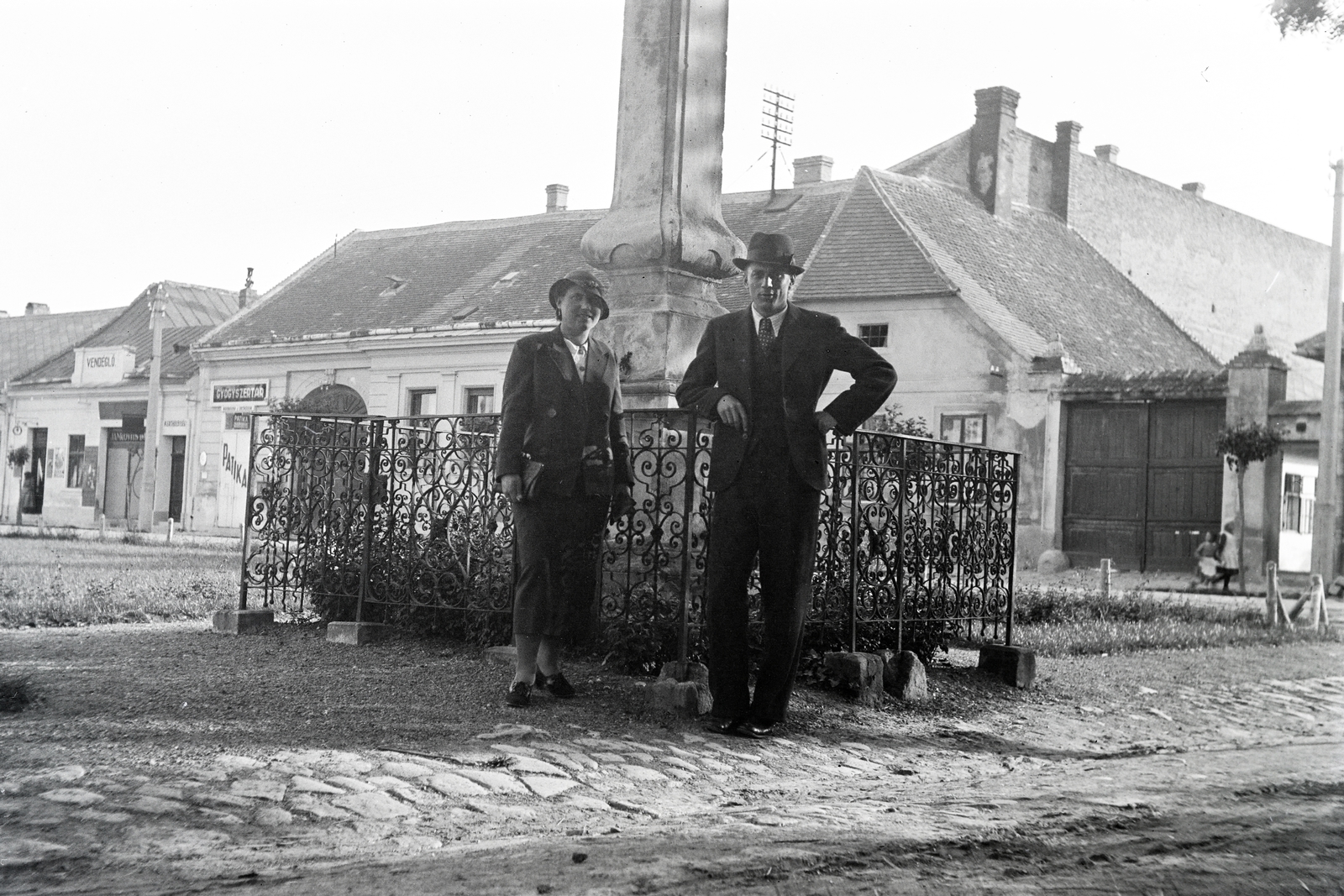 Magyarország, Székesfehérvár, Szent Sebestyén tér, a felvétel a Mária-oszlopnál készült, háttérben a Móri út (Öreg utca) házsora., 1941, Adelhardt Márta, hölgy, férfi, Fortepan #212372