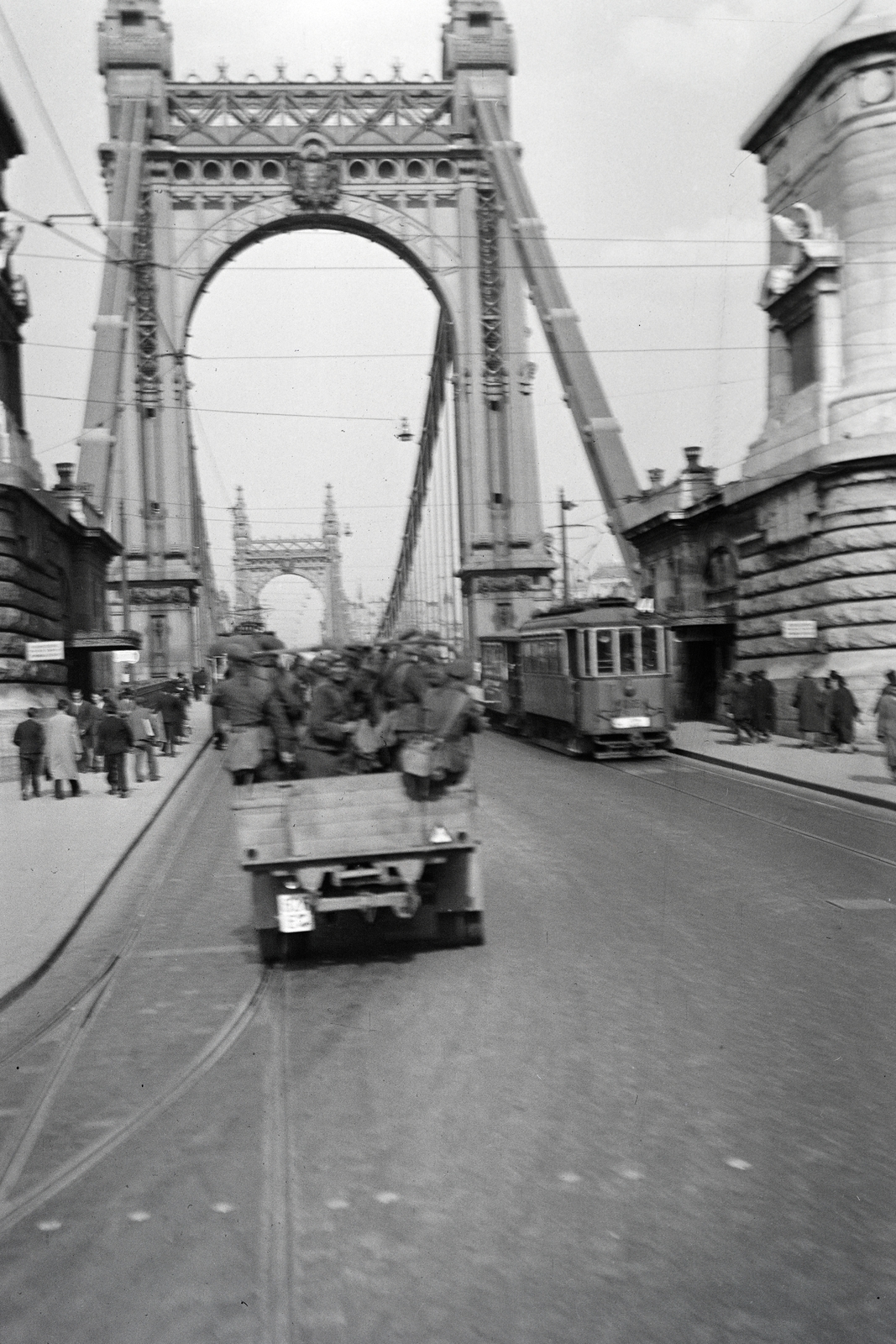 Magyarország, Budapest I., az Erzsébet híd a budai hídfőtől nézve., 1940, Adelhardt Márta, teherautó, villamos, magyar légierő, Budapest, Fortepan #212377