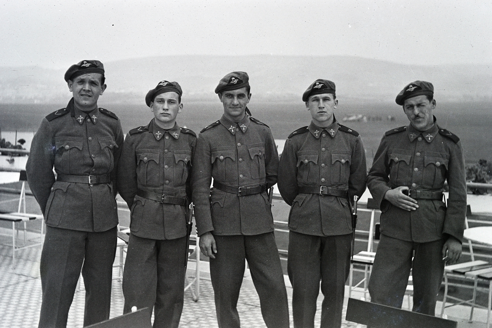 Hungary, Budaörs Airport, Budapest XI., a felvétel a forgalmi épület teraszán készült., 1938, Adelhardt Márta, Budapest, tableau, uniform, Fortepan #212384
