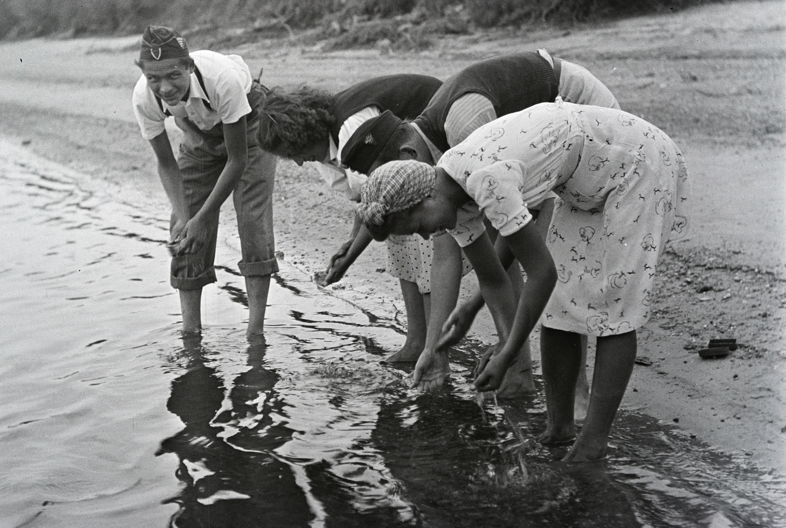 1942, Adelhardt Márta, shore, hand wash, Fortepan #212396