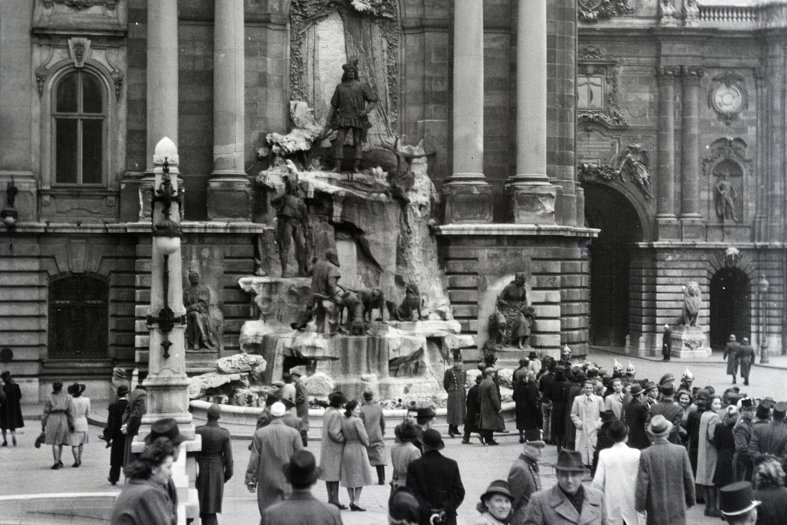 Hungary, Budapest I., a Királyi Palota (később Budavári Palota) Hunyadi udvara. Szemben a Mátyás király kút, jobbra az Oroszlános Kapu., 1942, Adelhardt Márta, Budapest, Fountain, King Mathias portrayal, Fortepan #212403