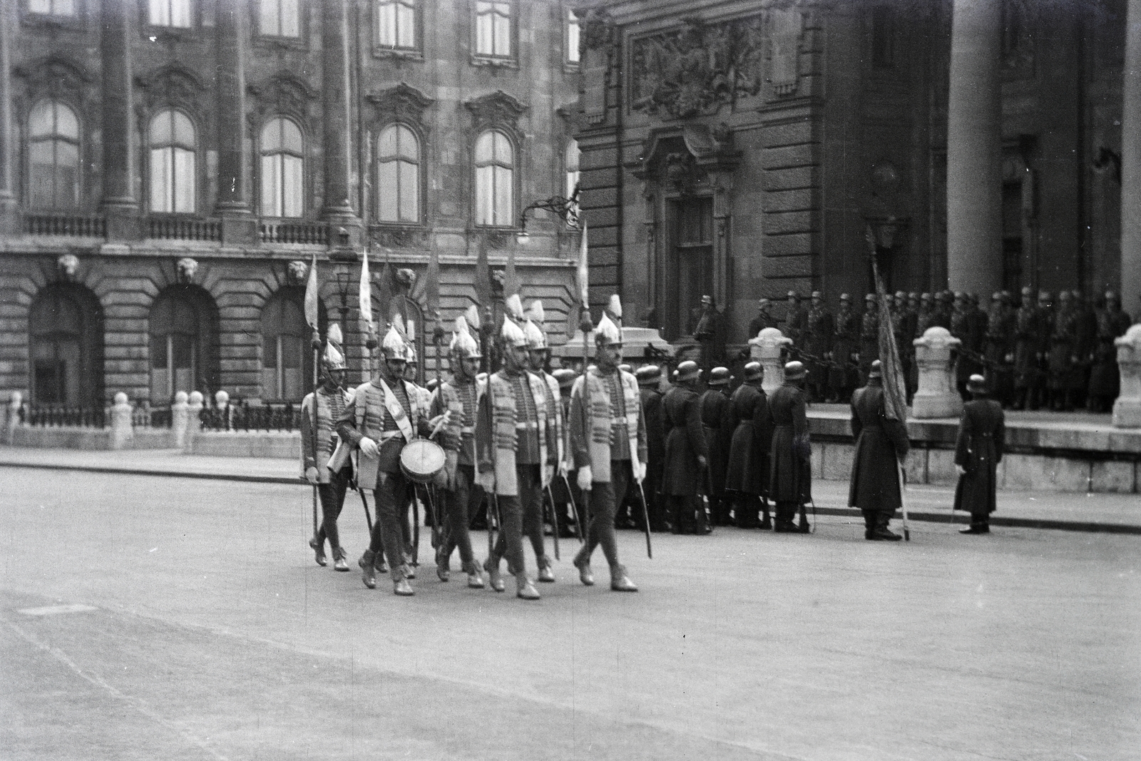 Hungary, Budapest I., Királyi Palota (később Budavári Palota), Hunyadi udvar. Őrségváltás a főőrségi épület előtt., 1942, Adelhardt Márta, Budapest, drummer, Fortepan #212404