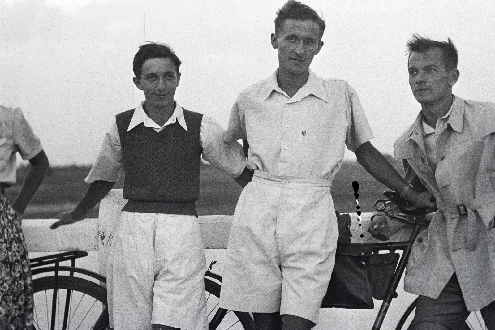 1942, Adelhardt Márta, men, shorts, vest, three people, Fortepan #212405