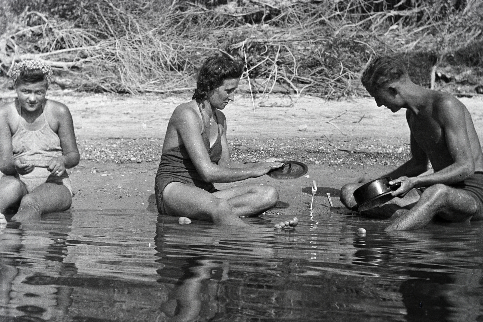 1942, Adelhardt Márta, dishwashing, pot, shore, Fortepan #212407
