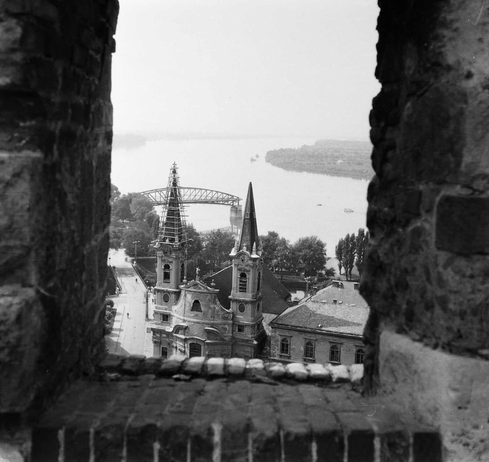 Hungary, Esztergom, Víziváros, középen a Loyolai Szent Ignác-templom, háttérben a csonka Mária Valéria híd., 1958, Adelhardt Márta, scaffolding, wrecked bridge, steeple, Fortepan #212420