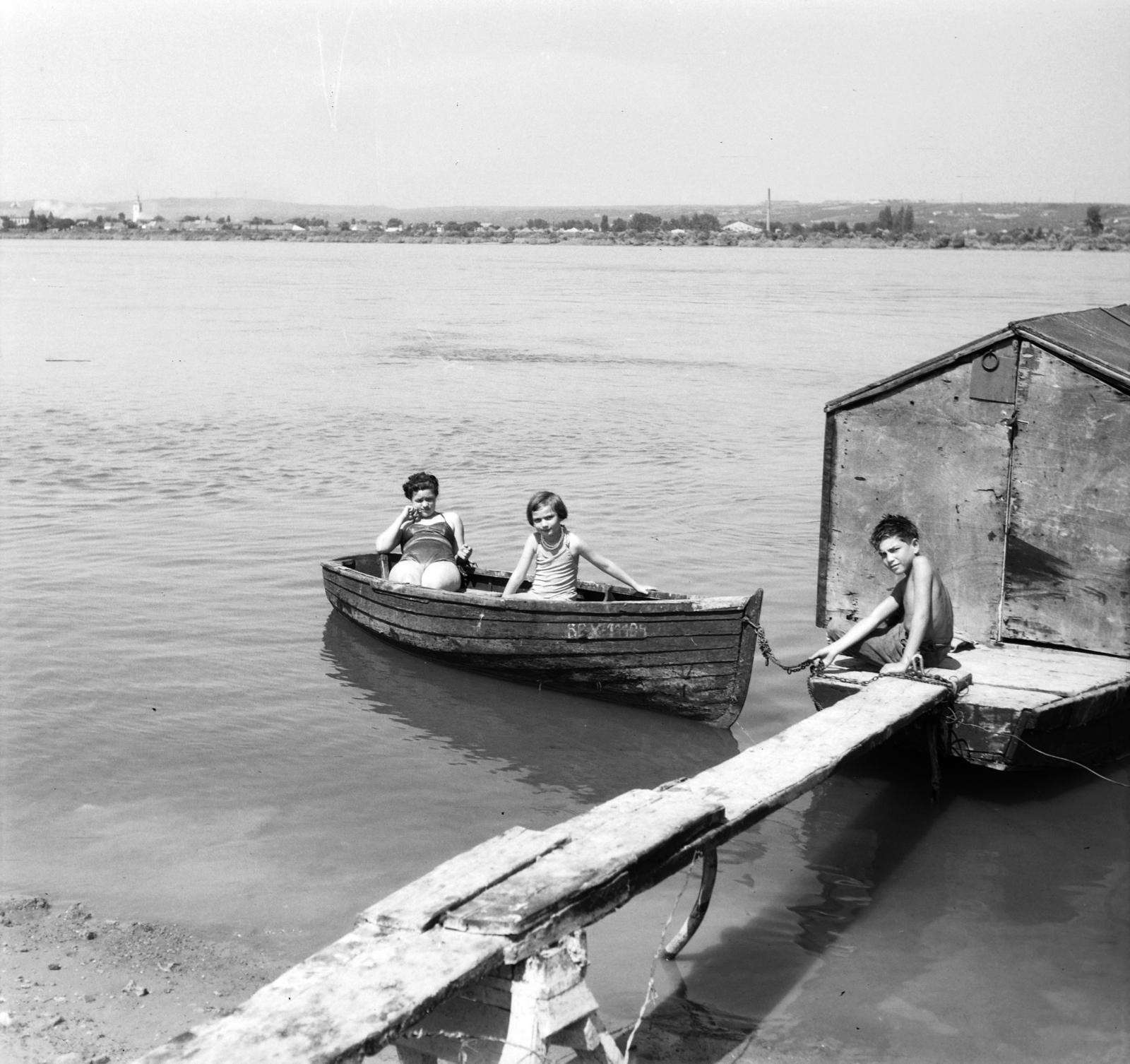 Hungary, Szigetszentmiklós, Lakihegy, Duna-part, a túlparton Nagytétény., 1958, Adelhardt Márta, boat, broom, bathtub, bath, Fortepan #212422