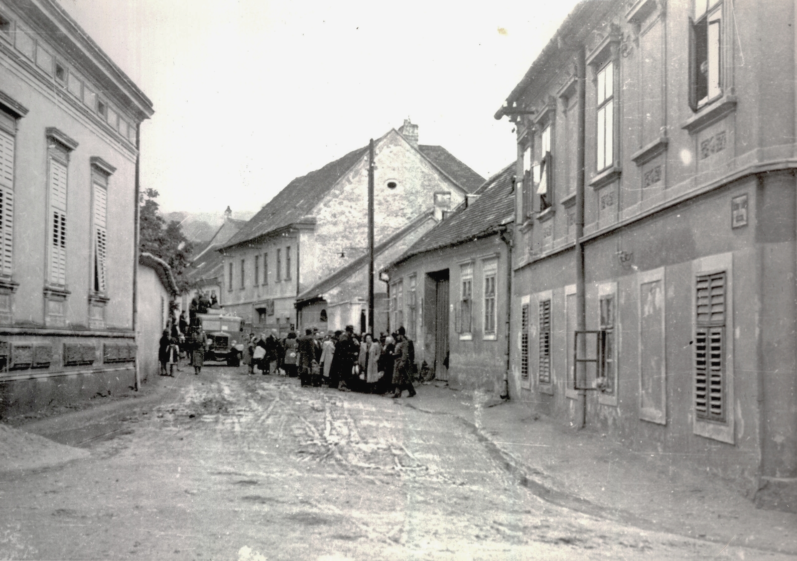 Hungary, Kőszeg, Schey Fülöp utca a Várkörnél. Zsidók gyülekezője a gettónál, innen indult a gyalogmenet a vasútállomásra 1944. június 18-án. A szombathelyi gettóba történő átszállításuk után, 1944. július 4-én, Auschwitzba deportálták a foglyokat., 1944, Fortepan, holocaust, gendarme, judaism, persecution of Jews, Fortepan #212432