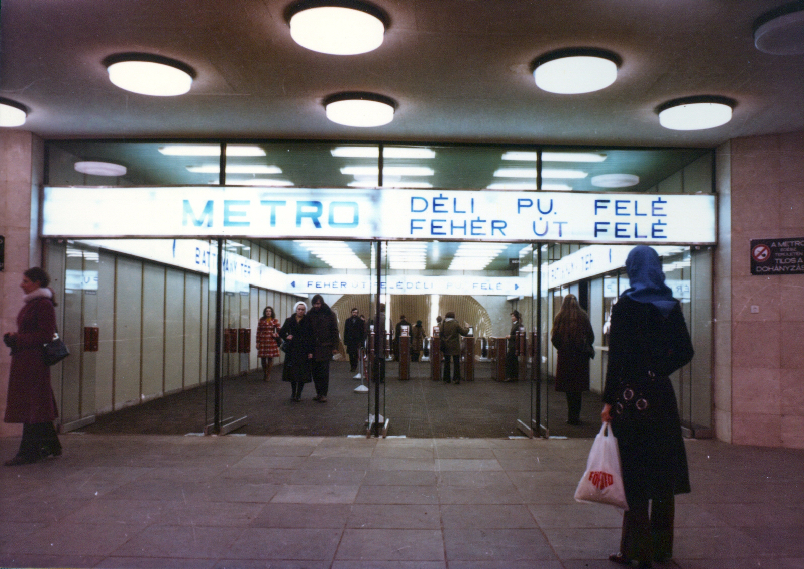 Hungary, Budapest I., Batthyány téri aluljáró, szemben a metró utascsarnoka az állomáshoz vezető mozgólépcsővel., 1973, Fortepan/Album057, colorful, subway station, Budapest, Fortepan #212461