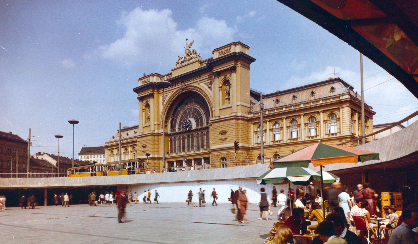 Hungary, Budapest VIII., Baross tér, aluljáró a Keleti pályaudvar előtt., 1974, Fortepan/Album057, Budapest, sunshades, Fortepan #212468