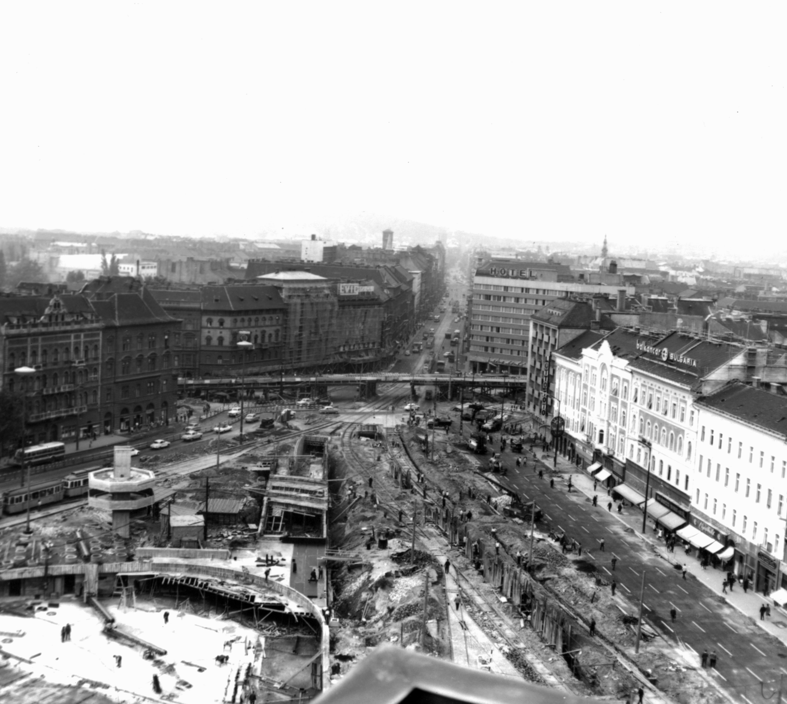 Magyarország, Budapest VII.,Budapest VIII., Baross tér a Rákóczi út felé nézve, az aluljáró és a metróállomás, valamint a Rottenbiller utcai felüljáró építése idején., 1969, Fortepan/Album057, Budapest, építkezés, madártávlat, Fortepan #212471