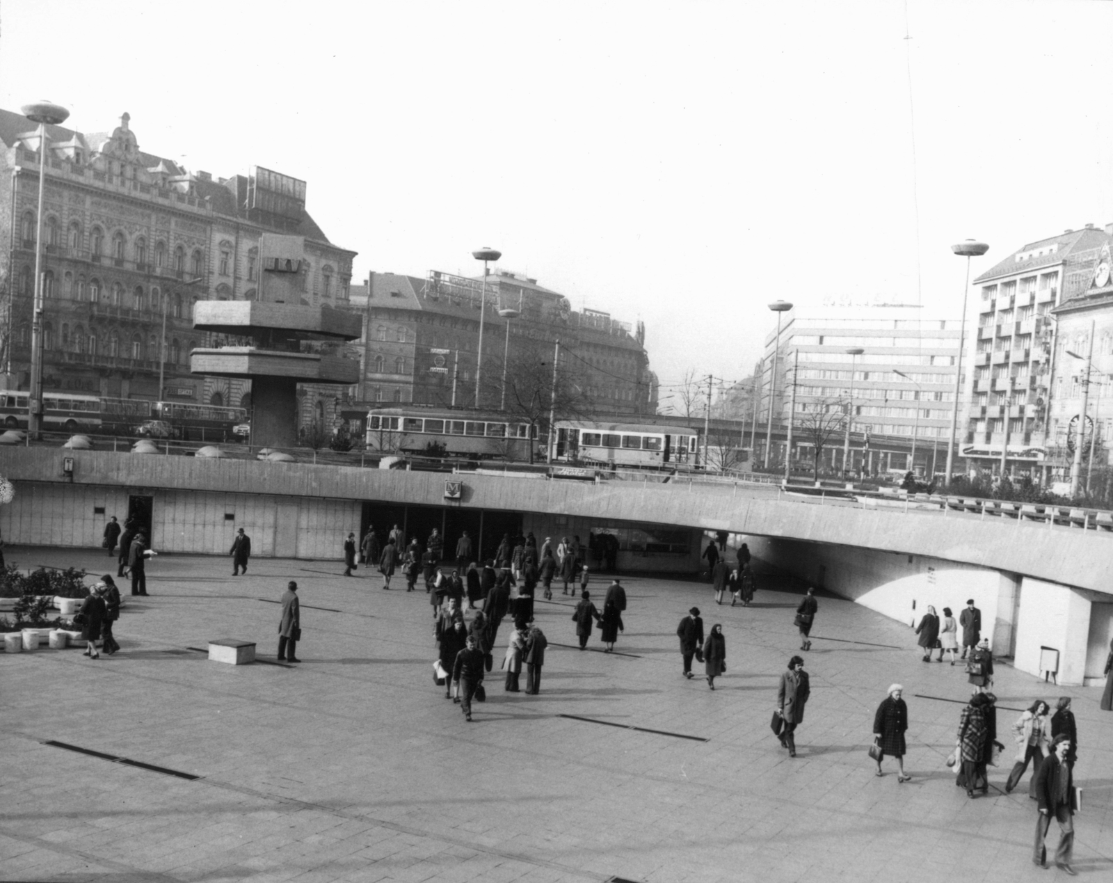 Hungary, Budapest VIII., Baross tér, aluljáró a Keleti pályaudvar előtt., 1975, Fortepan/Album057, Budapest, tram, Fortepan #212472