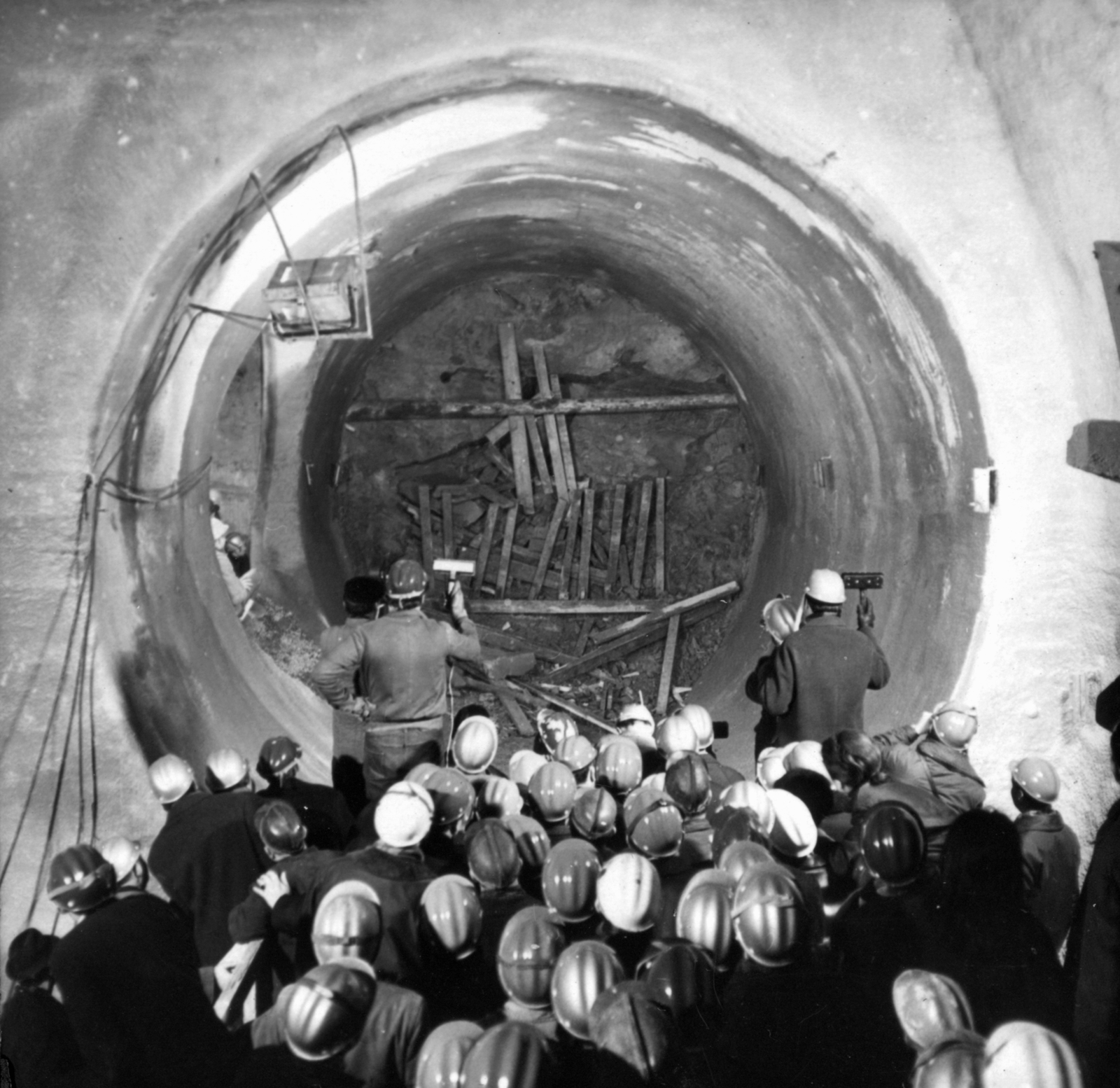 Hungary, Budapest II., a Batthyány tér - Széna tér közötti szakaszon dolgozó fúrópajzs áttörte a földréteget a Déli pályaudvar felől már megépített metróalagútnál., 1970, Fortepan/Album057, mass, construction, worker, tunnel, helmet, subway construction, subway, public transport, Budapest, Fortepan #212488