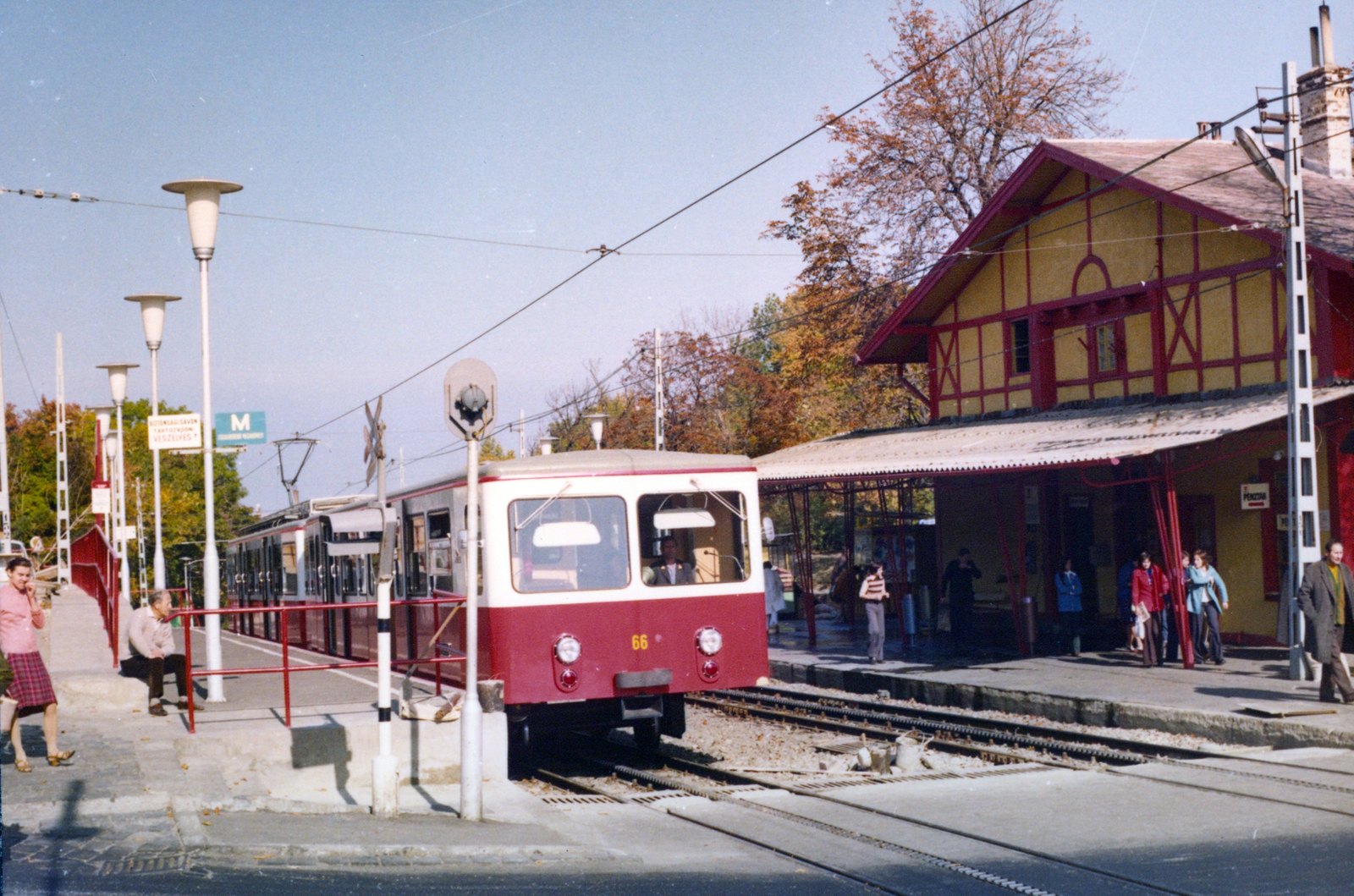 Hungary, Budapest XII., a Fogaskerekű Svábhegy megállója., 1975, Fortepan/Album057, funicular train, Budapest, colorful, Fortepan #212491