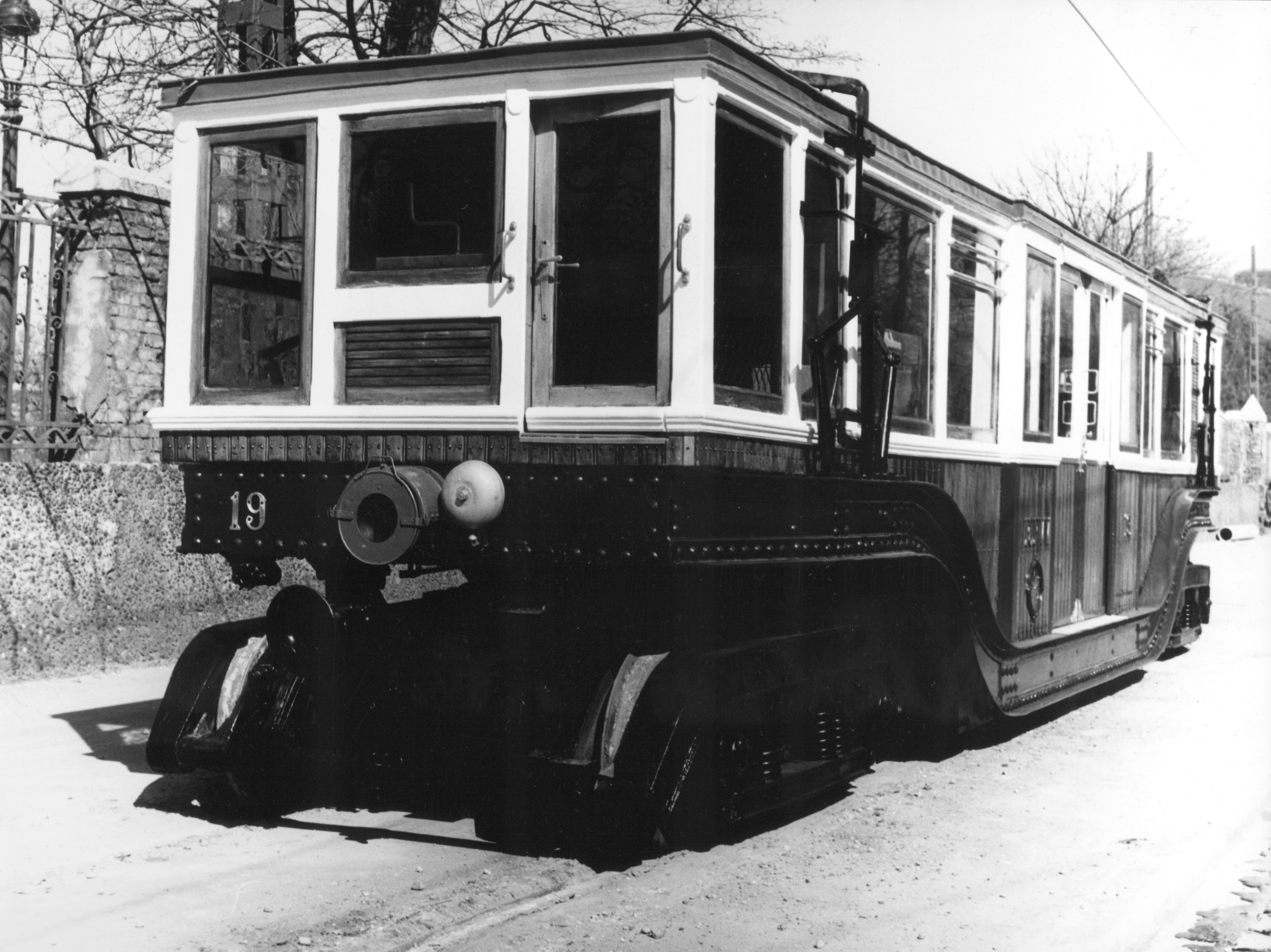 Hungary, Budapest XIV., Gundel Károly (Állatkerti) út, a Deák téri Földalatti Vasúti Múzeumba kerülő Millenniumi földalatti 19-es pályaszámú kocsija., 1975, Fortepan/Album057, Budapest, subway, Fortepan #212500