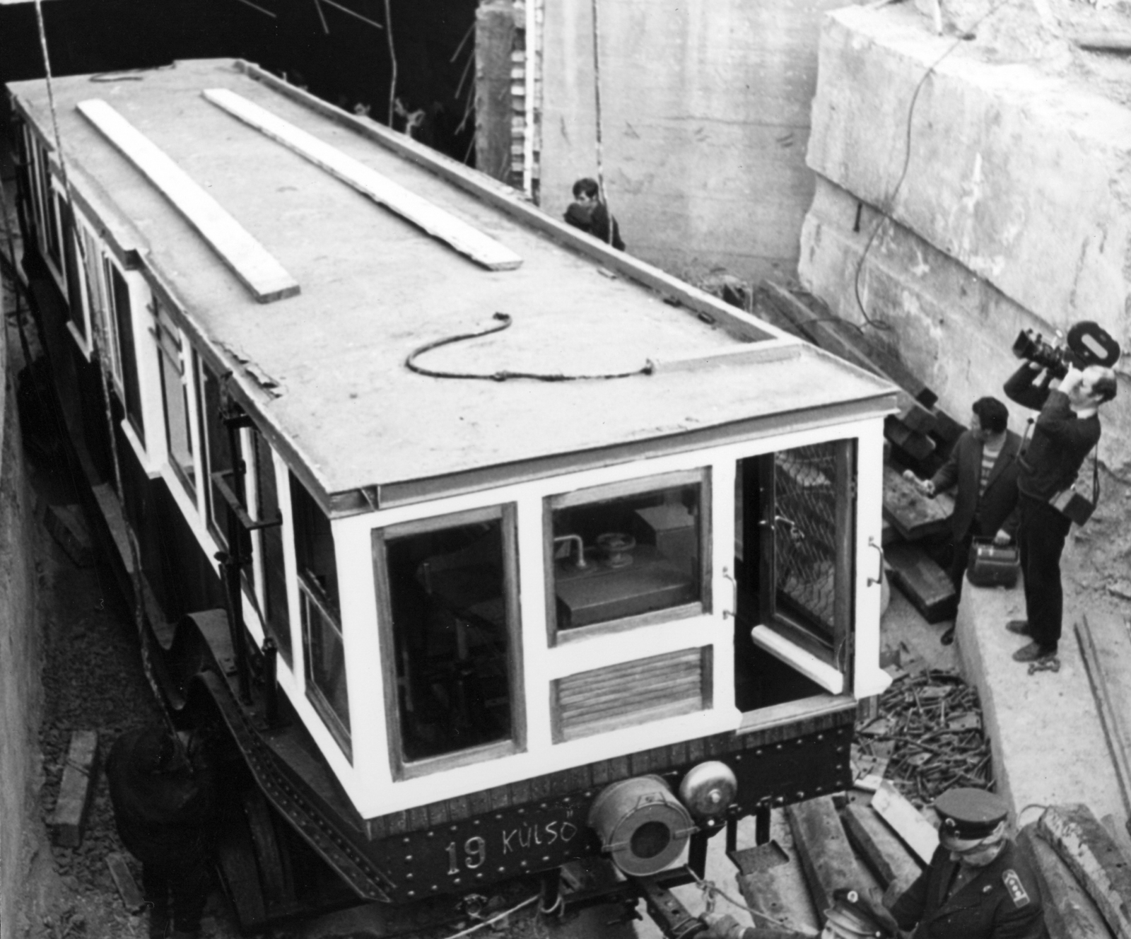 Hungary, Budapest V., Deák tér, a Földalatti Vasúti Múzeum nyitott födémén keresztül beemelik a Millenniumi földalatti 19-es pályaszámú kocsiját., 1975, Fortepan/Album057, Budapest, construction, movie camera, subway, serial number, Fortepan #212502