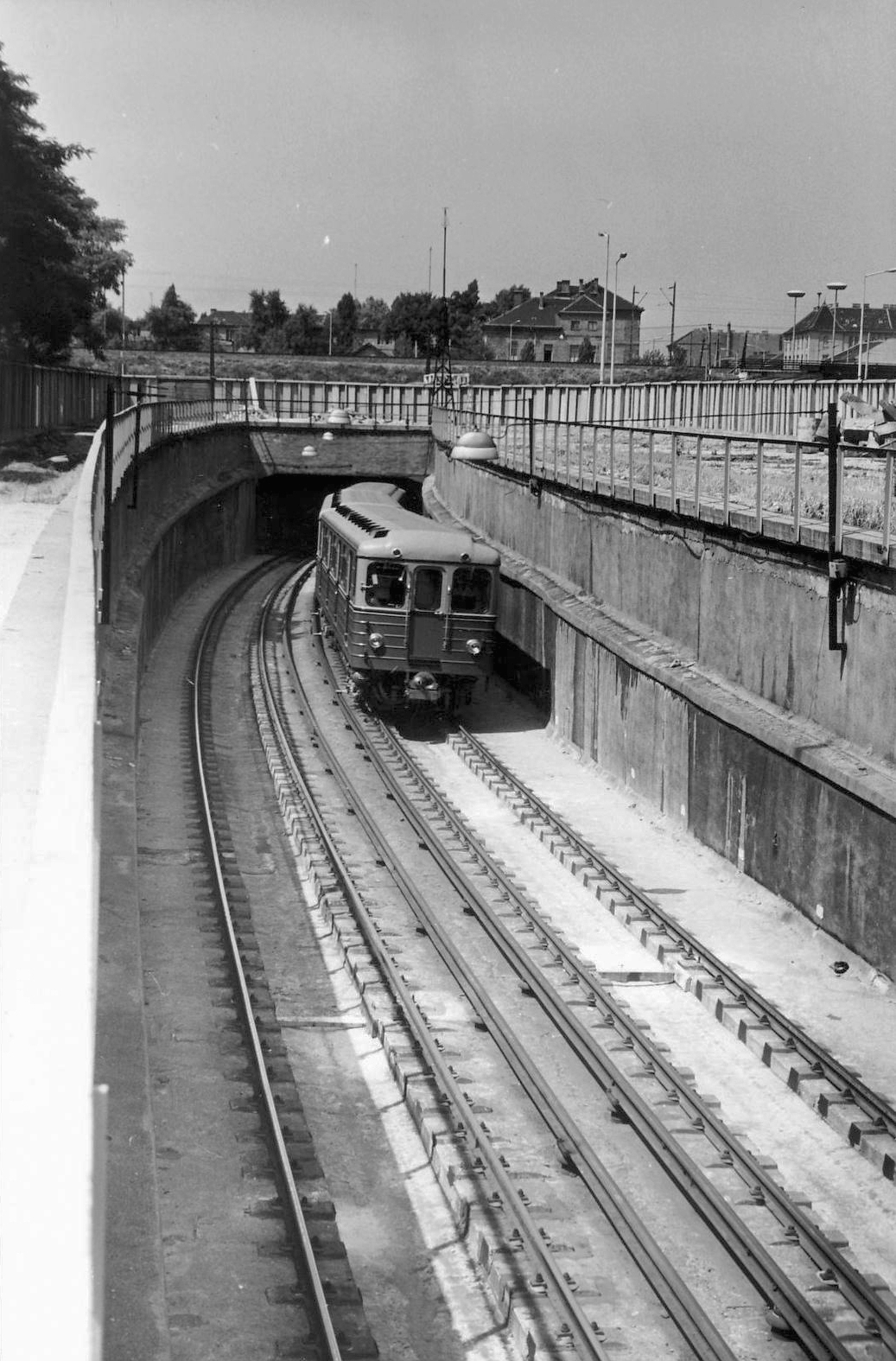 Magyarország, Budapest X., a metróalagút kezdete a Kerepesi út - Albertirsai út saroknál a Pillangó utcai metrómegálló közelében., 1970, Fortepan/Album057, metró, Budapest, Fortepan #212509