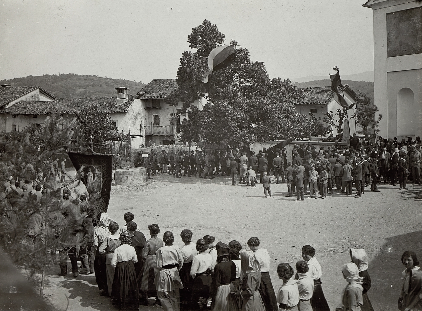 Slovenia, Vodnikova ulica, jobbra a Szent Dániel-templom. Úrnapi körmenet., 1915, Österreichische Nationalbibliothek, flag, procession, Fortepan #212532