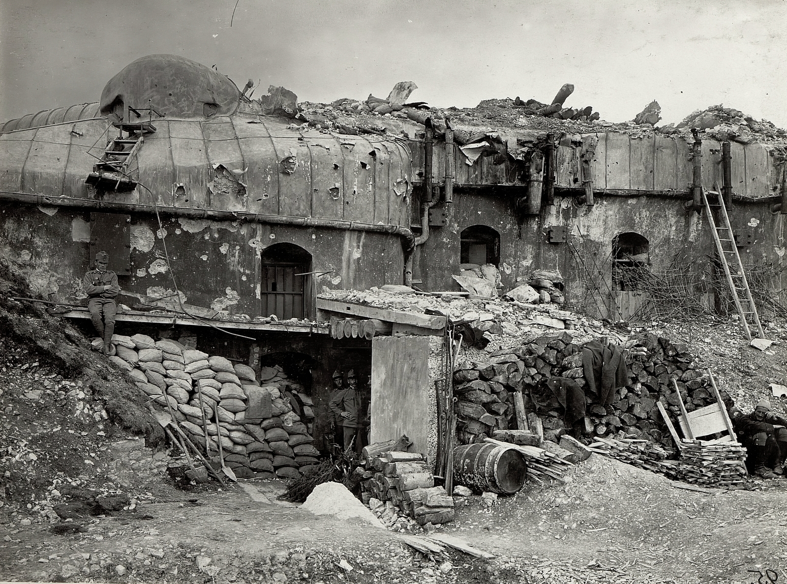 Olaszország, Folgaria, a Császári és Királyi Hadsereg Sommo Alto erődje. A felvétel 1915. szeptember 18-án készült., 1915, Österreichische Nationalbibliothek, első világháború, háborús kár, bunker, homokzsák, Fortepan #212542