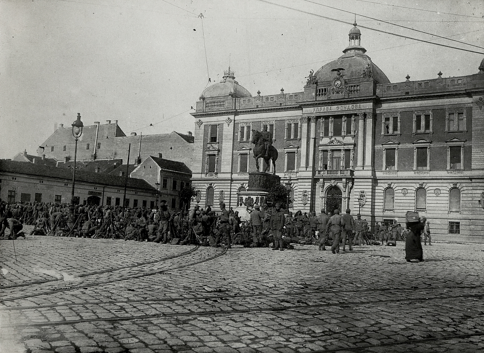 Szerbia, Belgrád, Trg Republike, Szerb Nemzeti Múzeum (ekkor a Hypothekenbank épülete). A felvétel 1915. október 8-án, a városnak a Császári és Királyi Hadsereg által történt elfoglalása idején készült., 1915, Österreichische Nationalbibliothek, kockakő, lovas szobor, Fortepan #212546