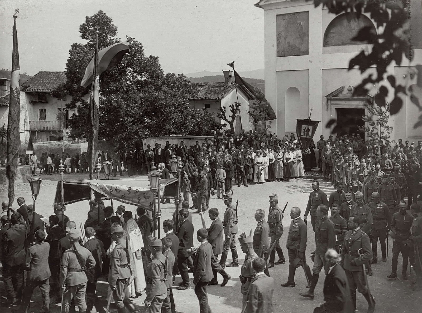 Slovenia, Vodnikova ulica, jobbra a Szent Dániel-templom. Úrnapi körmenet., 1915, Österreichische Nationalbibliothek, procession, Fortepan #212581