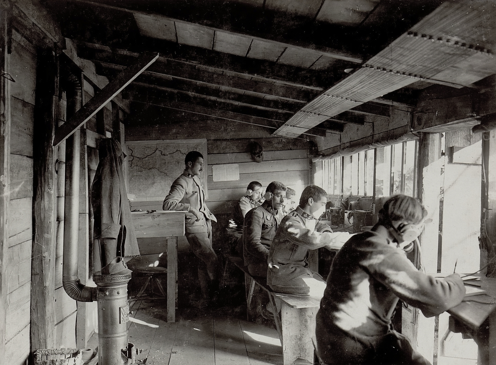 Szlovénia, Šempeter pri Gorici, a Cszászári és Királyi Hadsereg tüzérségi telefonközpontja., 1915, Österreichische Nationalbibliothek, első világháború, telefonközpont, vaskályha, Fortepan #212594