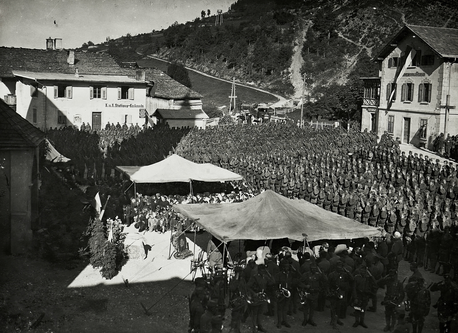 Italy, Piazza Italia, jobbra a Hotel Polo. Ünnepség I. Ferenc József születésnapja alkalmából (Kaiserfeier)., 1917, Österreichische Nationalbibliothek, ritual, commercial vehicle, tent, compliment, Fortepan #212624