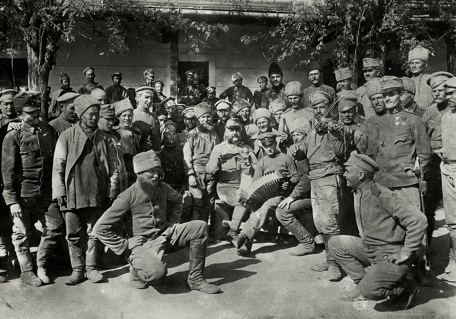 Ukrajna,Kárpátalja, Munkács, orosz hadifoglyok a gyűjtőtáborban., 1915, Österreichische Nationalbibliothek, pihenés, tánc, hadifogoly, tangóharmonika, szovjet katona, Fortepan #212635