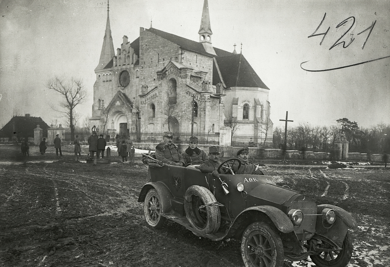 Ukraine, (ekkor Kozowa), római katolikus templom., 1917, Österreichische Nationalbibliothek, automobile, crest, spare wheel, cross, church, Hungarian soldier, Fortepan #212641