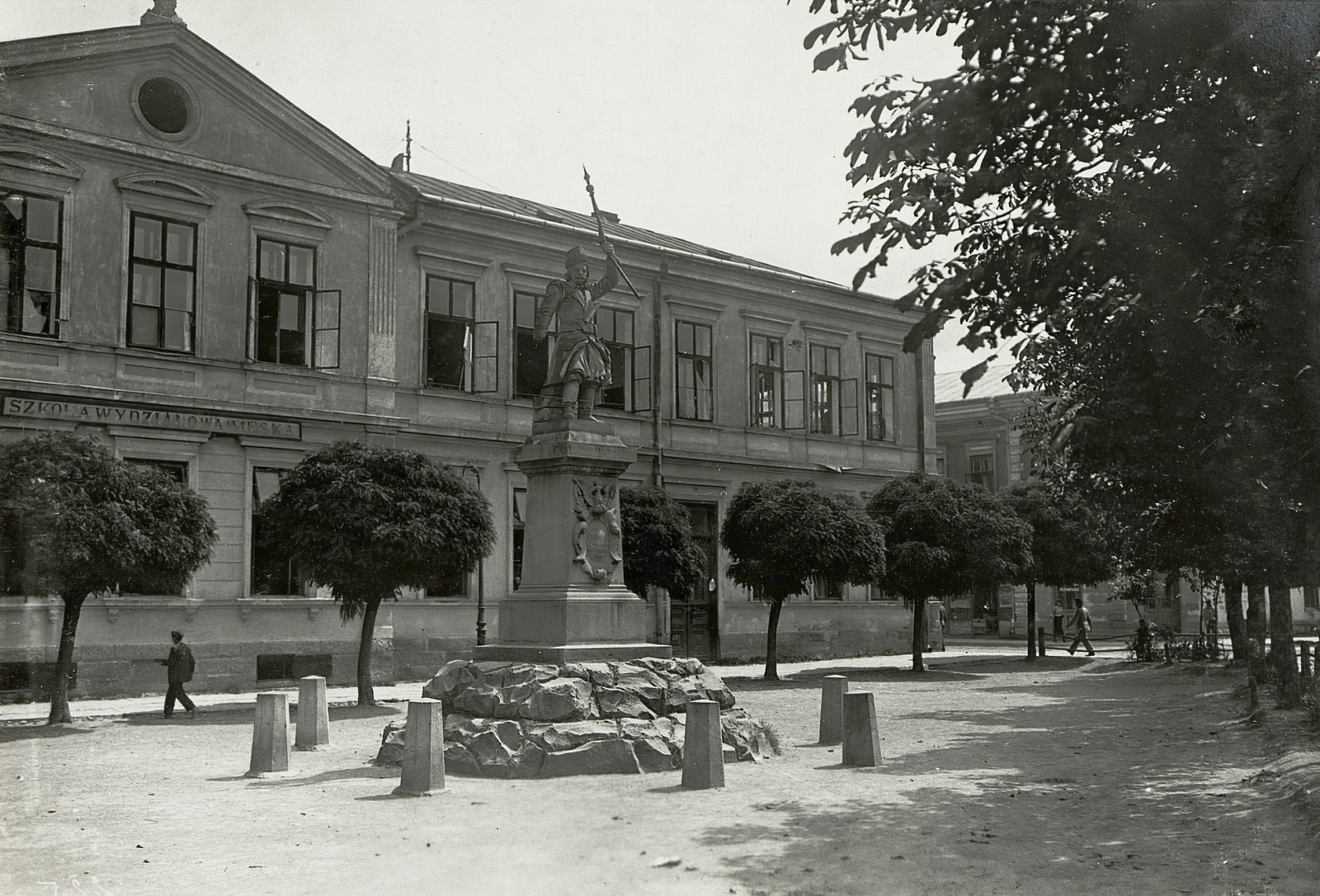 Ukrajna, Sztrij, Filaret Kolessa (ekkor Sobieski) utca, Jan Kiliński szobra a gimnázium (később 7-es számú Állami iskola) előtt., 1915, Österreichische Nationalbibliothek, Fortepan #212654