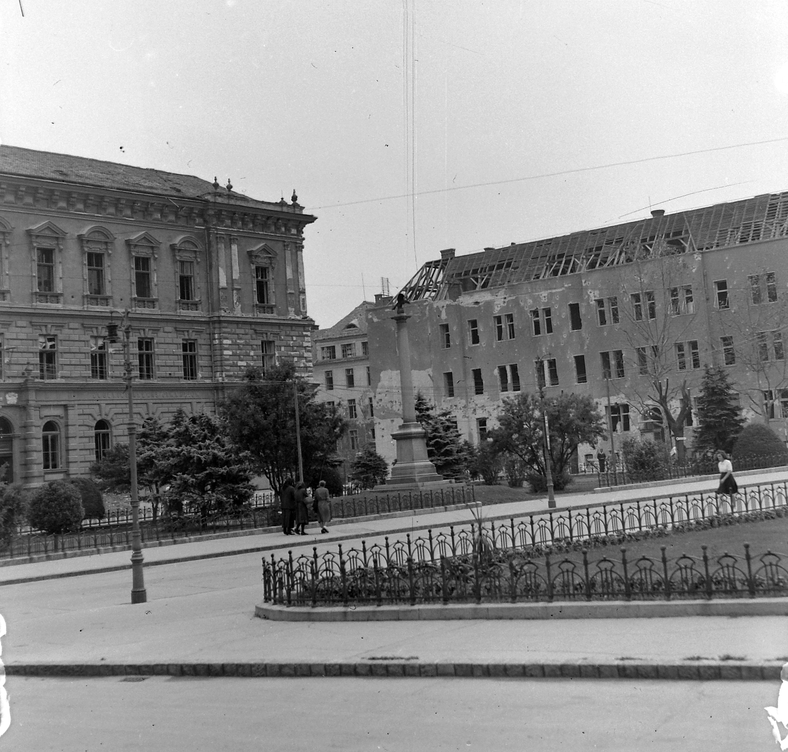 Magyarország, Szeged, Aradi vértanúk tere, háttérben a szőregi csata emlékműve., 1944, Fortepan, háborús kár, bombázás, látkép, épületkár, Fortepan #21266