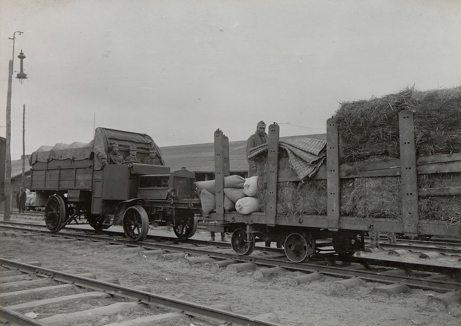 Ukraine, a felvétel a Rudnija (radivilivi járás, ekkor Rudnia Poczajowska) és Verba (ekkor Werba) közötti vasútvonalon készült. A Császári és Királyi Hadsereg egysége, utánpótlás szállítása átalakított teherautó segítségével., 1916, Österreichische Nationalbibliothek, Fortepan #212700