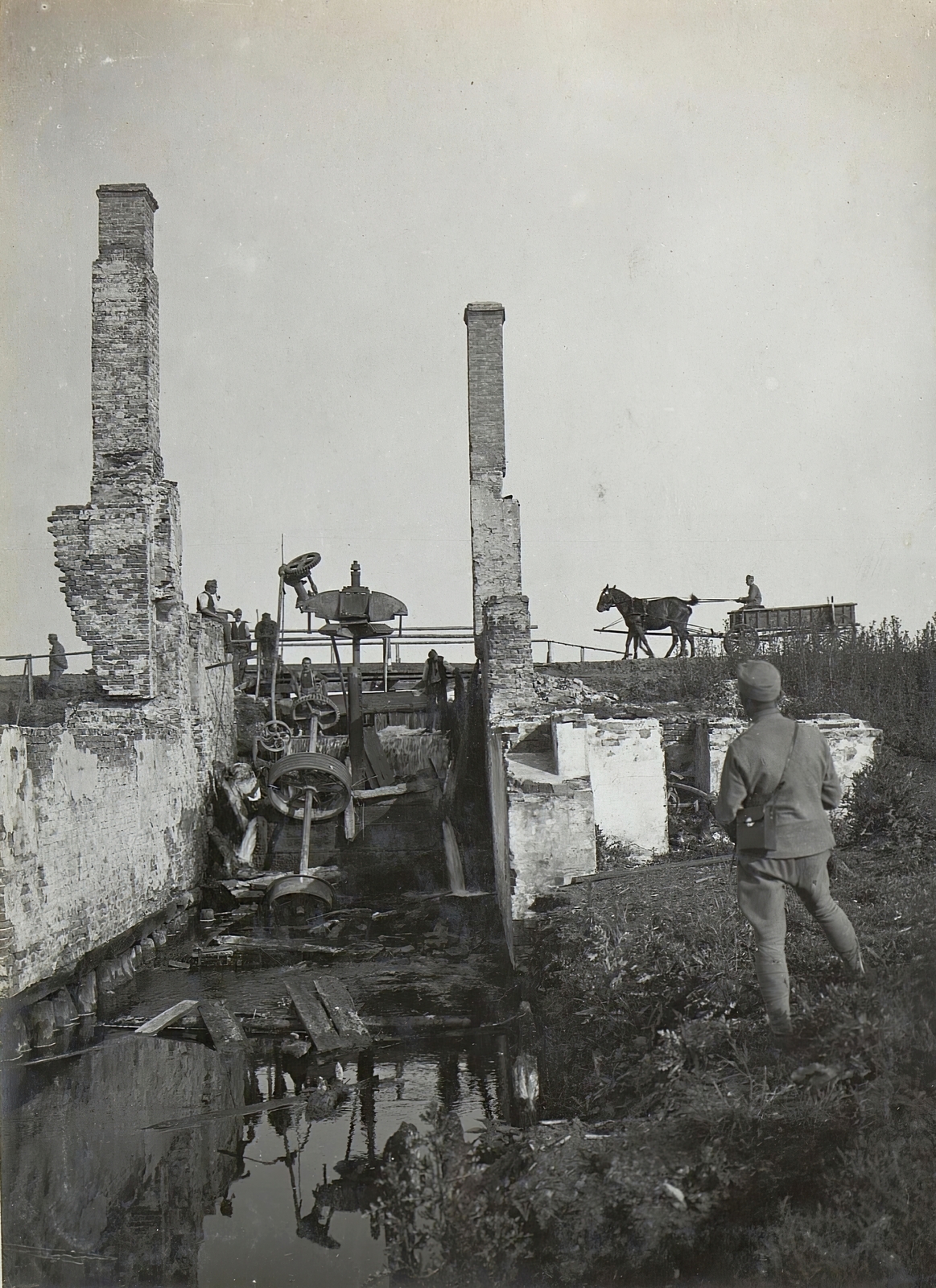 Ukraine, (ekkor Bołdury), egy lerombolt malom., 1917, Österreichische Nationalbibliothek, Horse-drawn carriage, Mill, chimney, Fortepan #212703