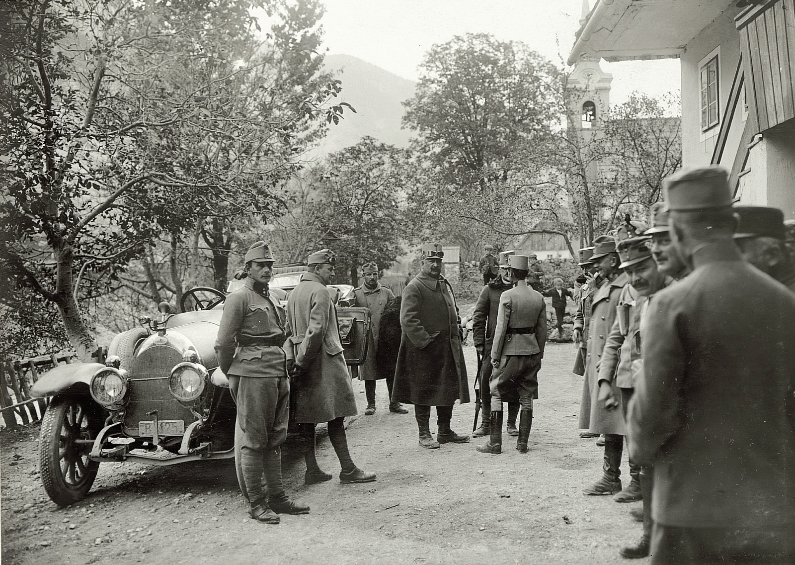 Középen zsebre tett kézzel Rohr Ferenc vezérezredes, tőle jobbra félig takarva Dankl Viktor vezérezredes., 1915, Österreichische Nationalbibliothek, church, automobile, number plate, Fortepan #212716
